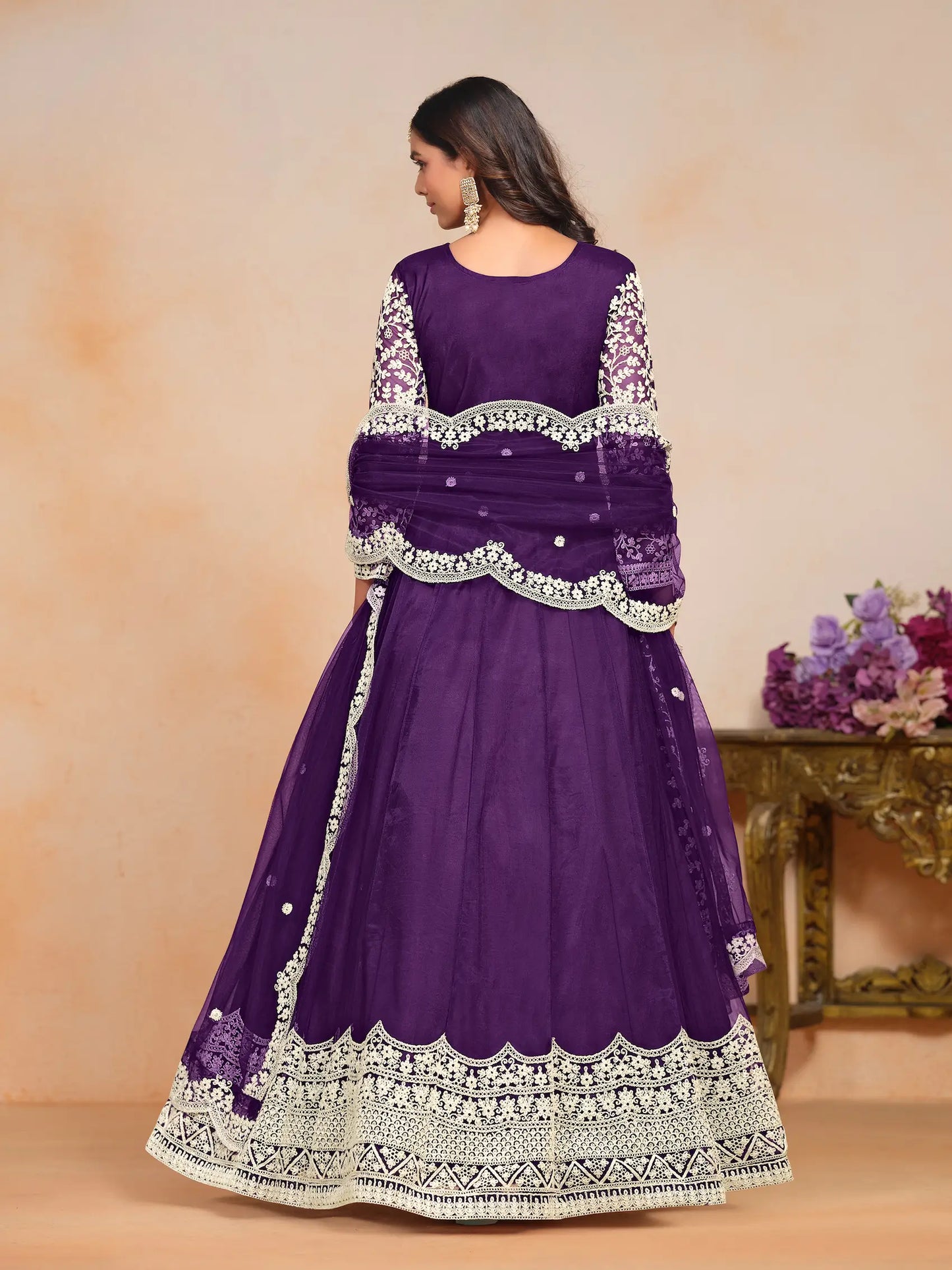 Lila Kleid / Abendkleid für besondere Anlässe aus Seide und Stickerei