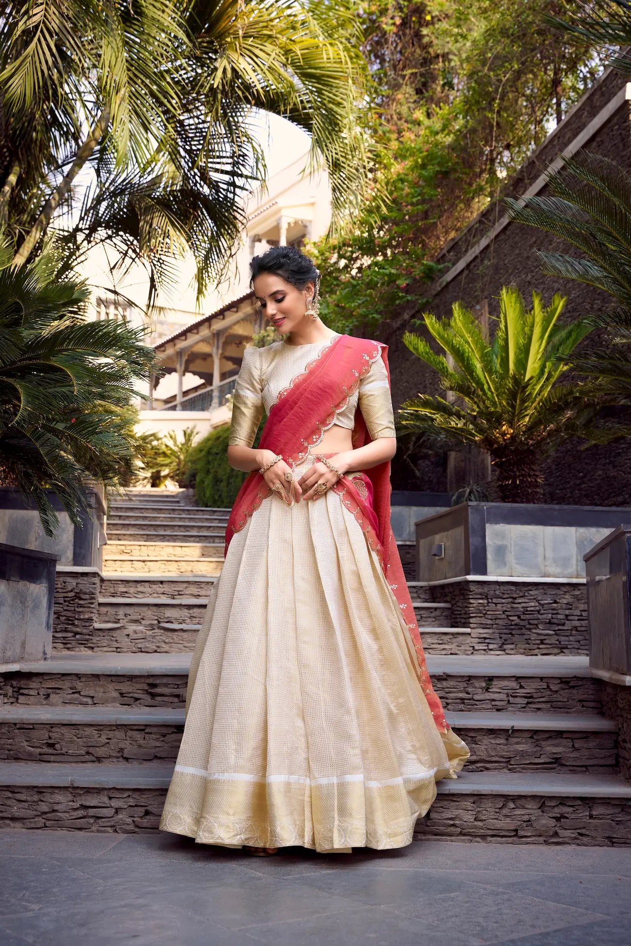 Beiges Jacquard-Chex-Lehenga-Choli mit Zari-Webarbeit und Paillettenstickerei, ADITI COLLECTION