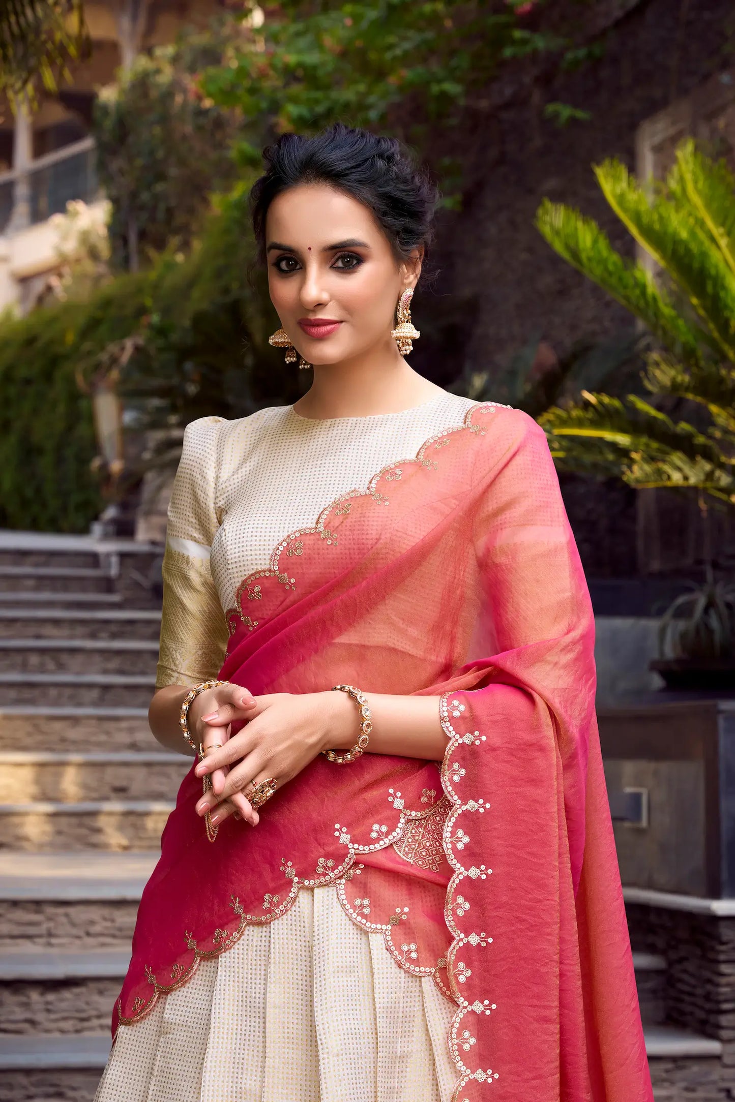Beiges Jacquard-Chex-Lehenga-Choli mit Zari-Webarbeit und Paillettenstickerei, ADITI COLLECTION