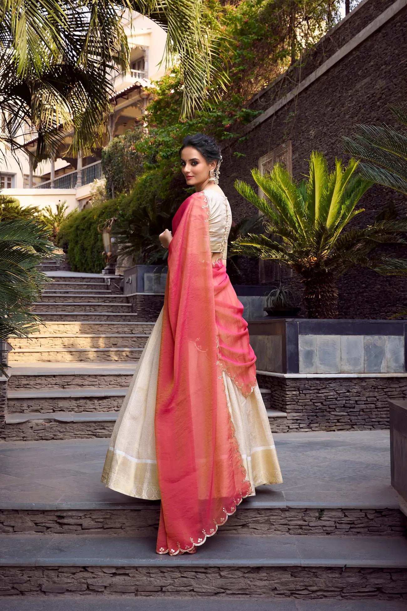 Beiges Jacquard-Chex-Lehenga-Choli mit Zari-Webarbeit und Paillettenstickerei, ADITI COLLECTION