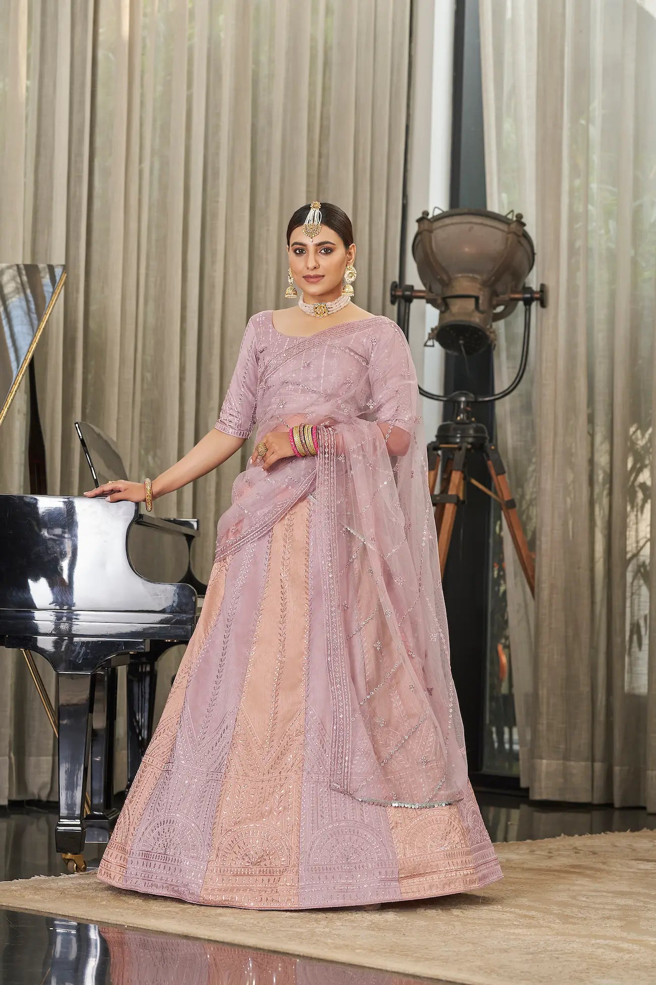Lehenga Choli en Soie Art Pêche Rose avec Broderie en Sequins et Fil