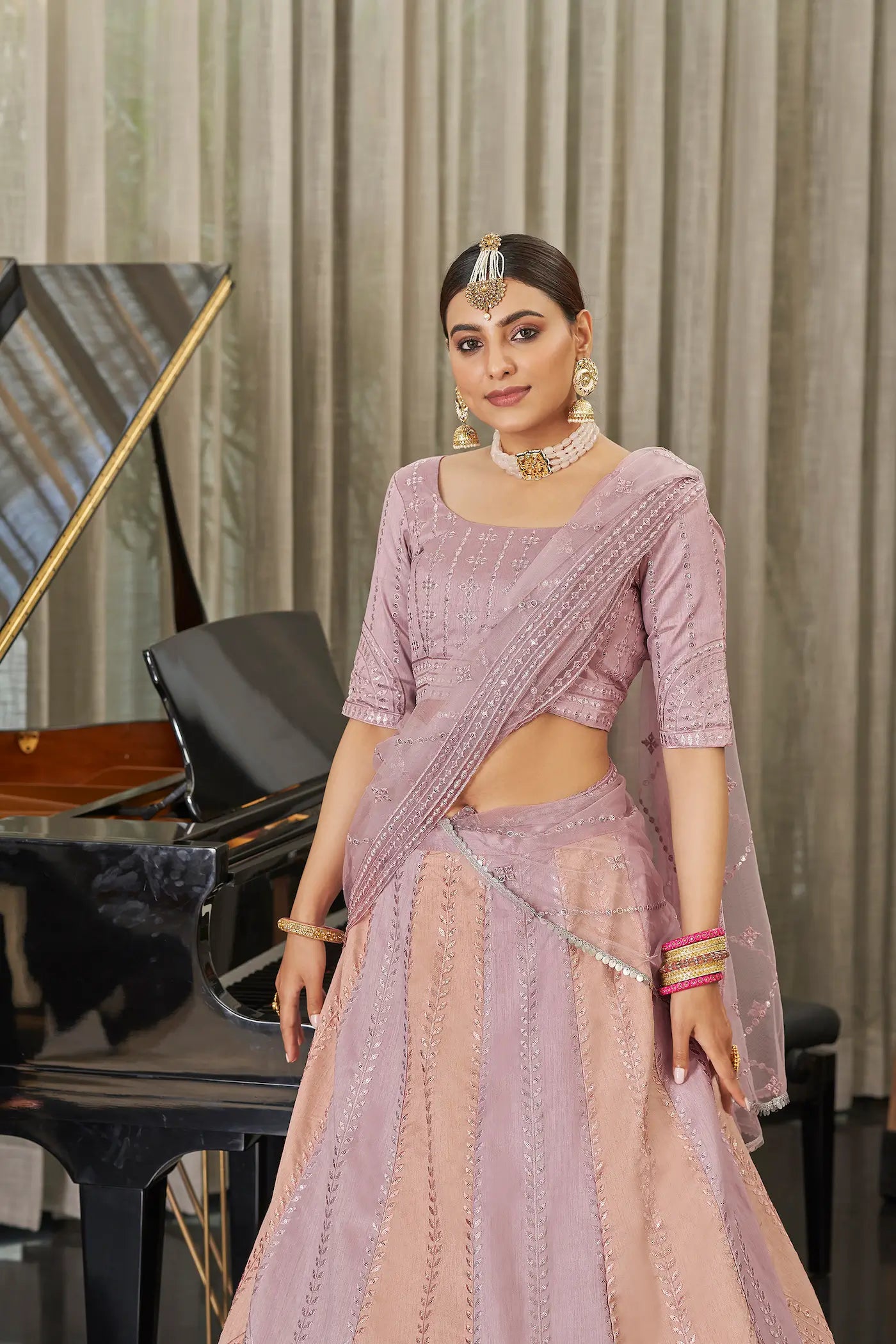 Lehenga Choli en Soie Art Pêche Rose avec Broderie en Sequins et Fil
