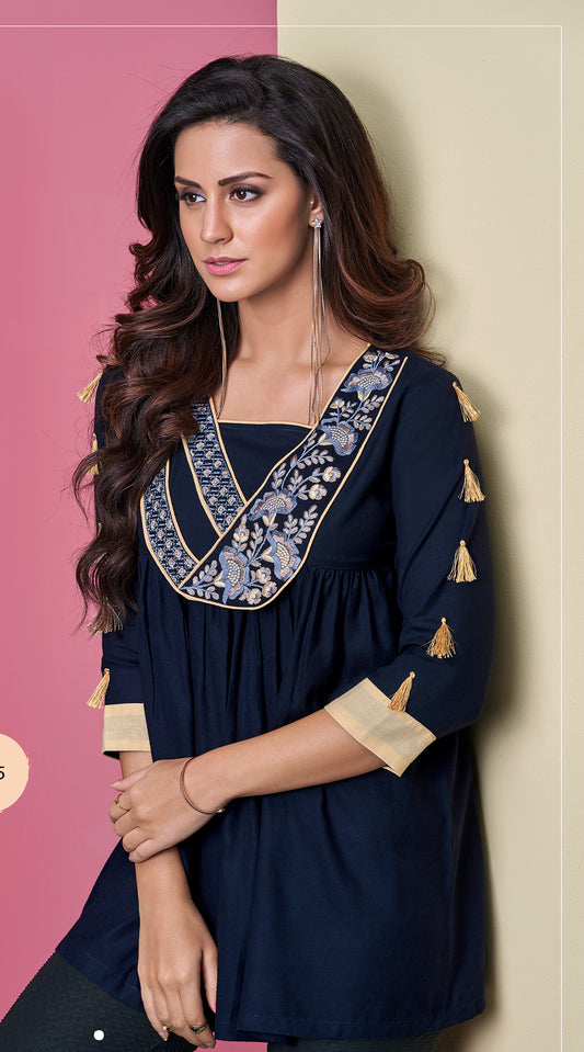 Haut Kurta court simple bleu marine en Rayon avec Broderies et Pendants