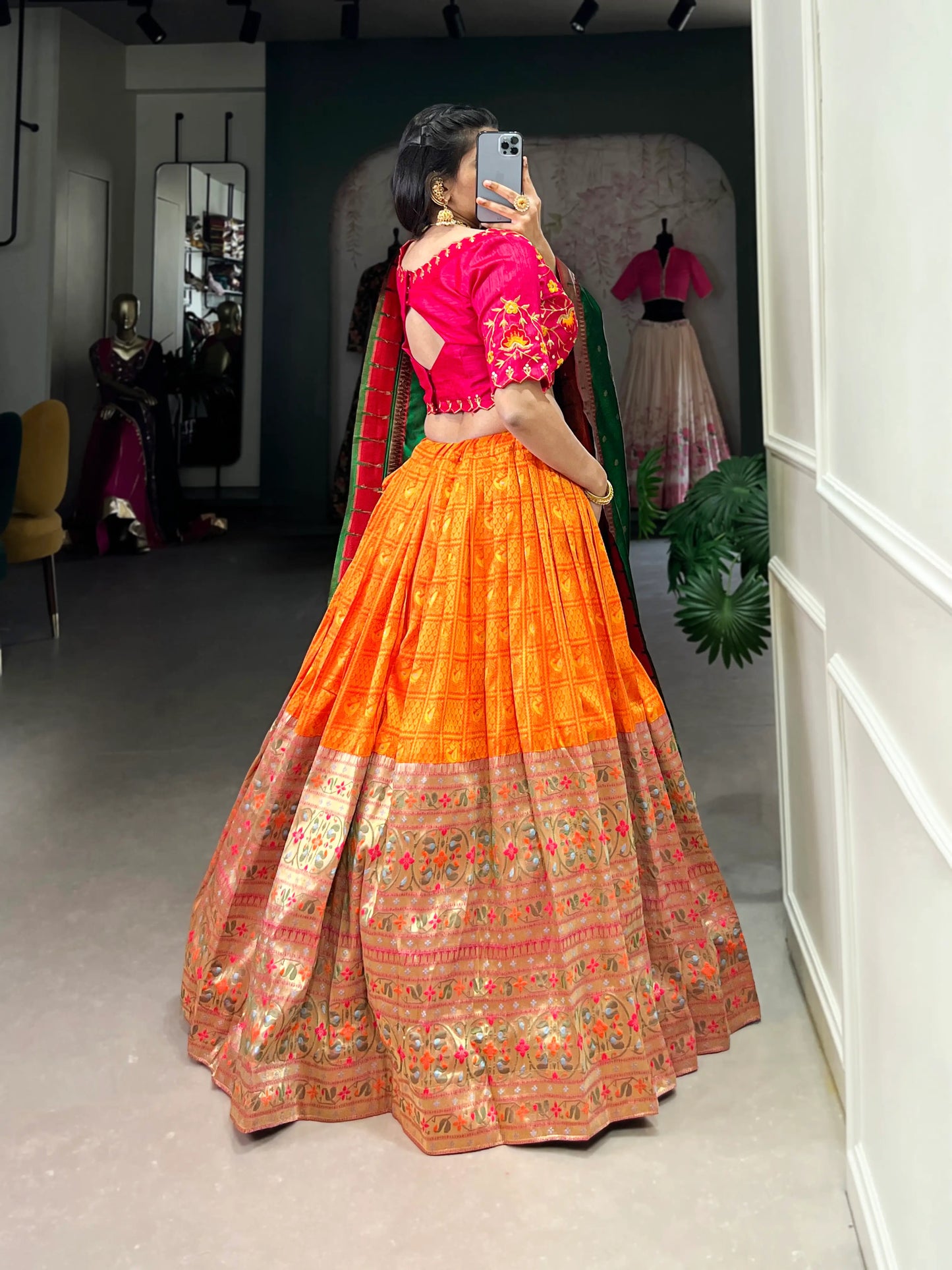 Lehenga Choli en Soie Jacquard Orange avec Travail de Tissage Zari Paithani