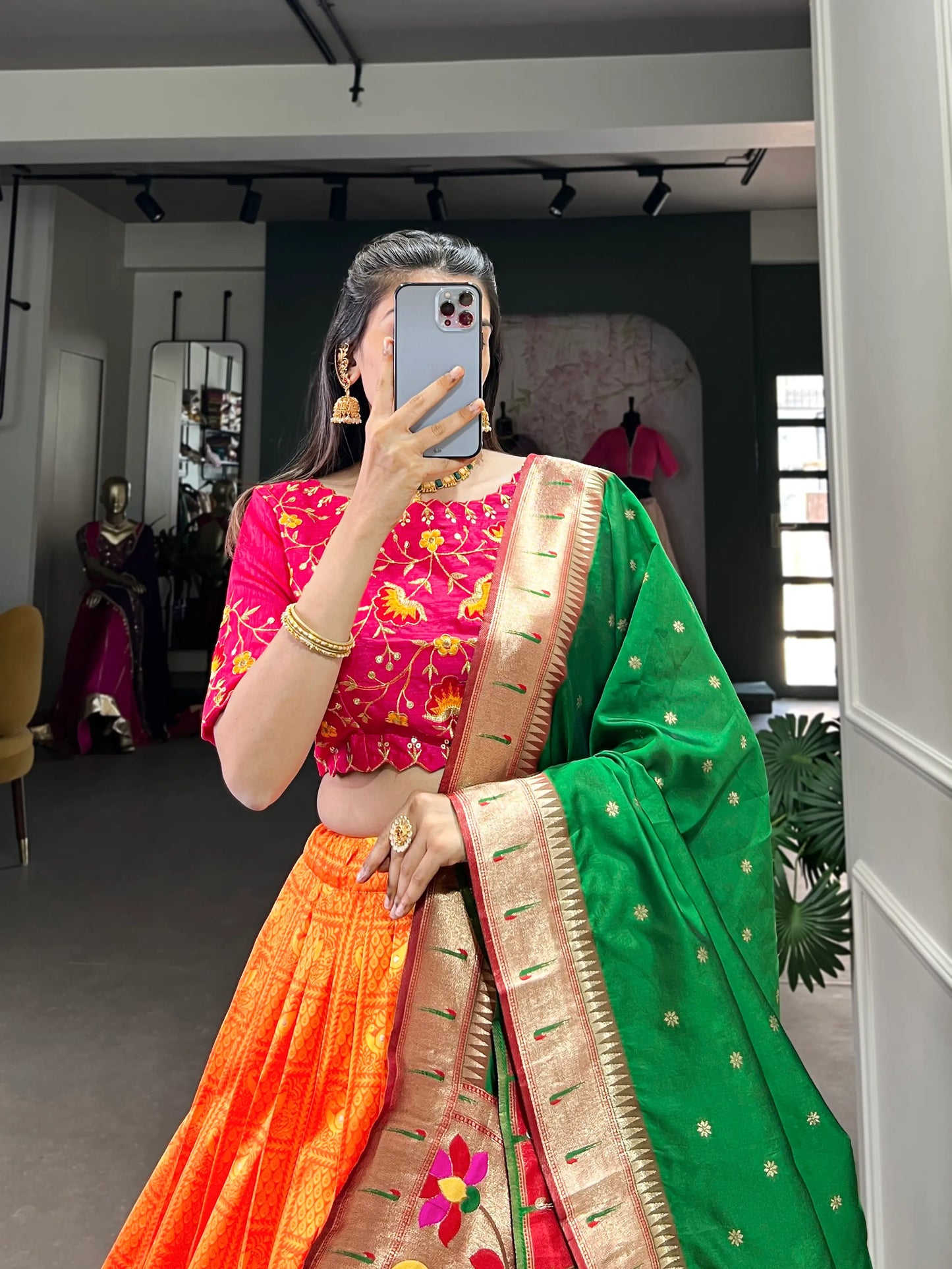 Lehenga Choli en Soie Jacquard Orange avec Travail de Tissage Zari Paithani