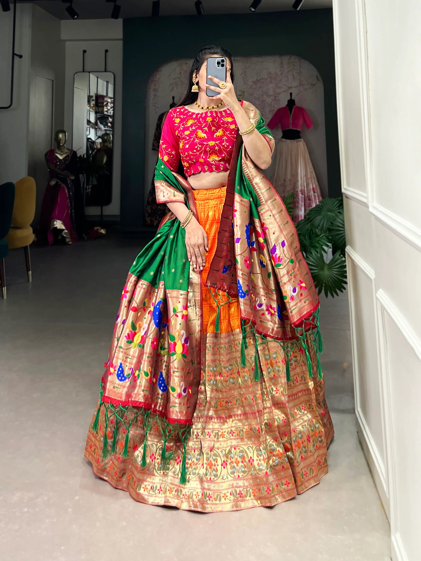 Lehenga Choli en Soie Jacquard Orange avec Travail de Tissage Zari Paithani