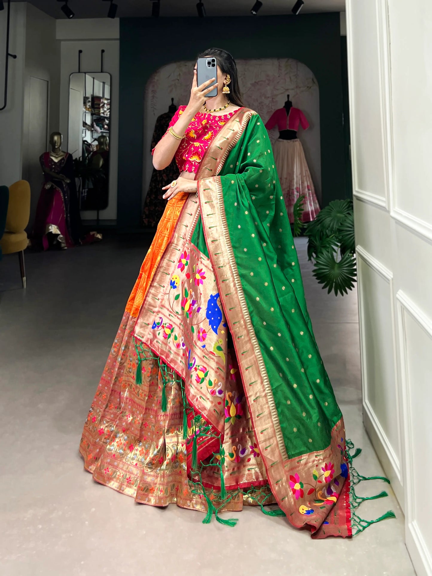 Lehenga Choli en Soie Jacquard Orange avec Travail de Tissage Zari Paithani