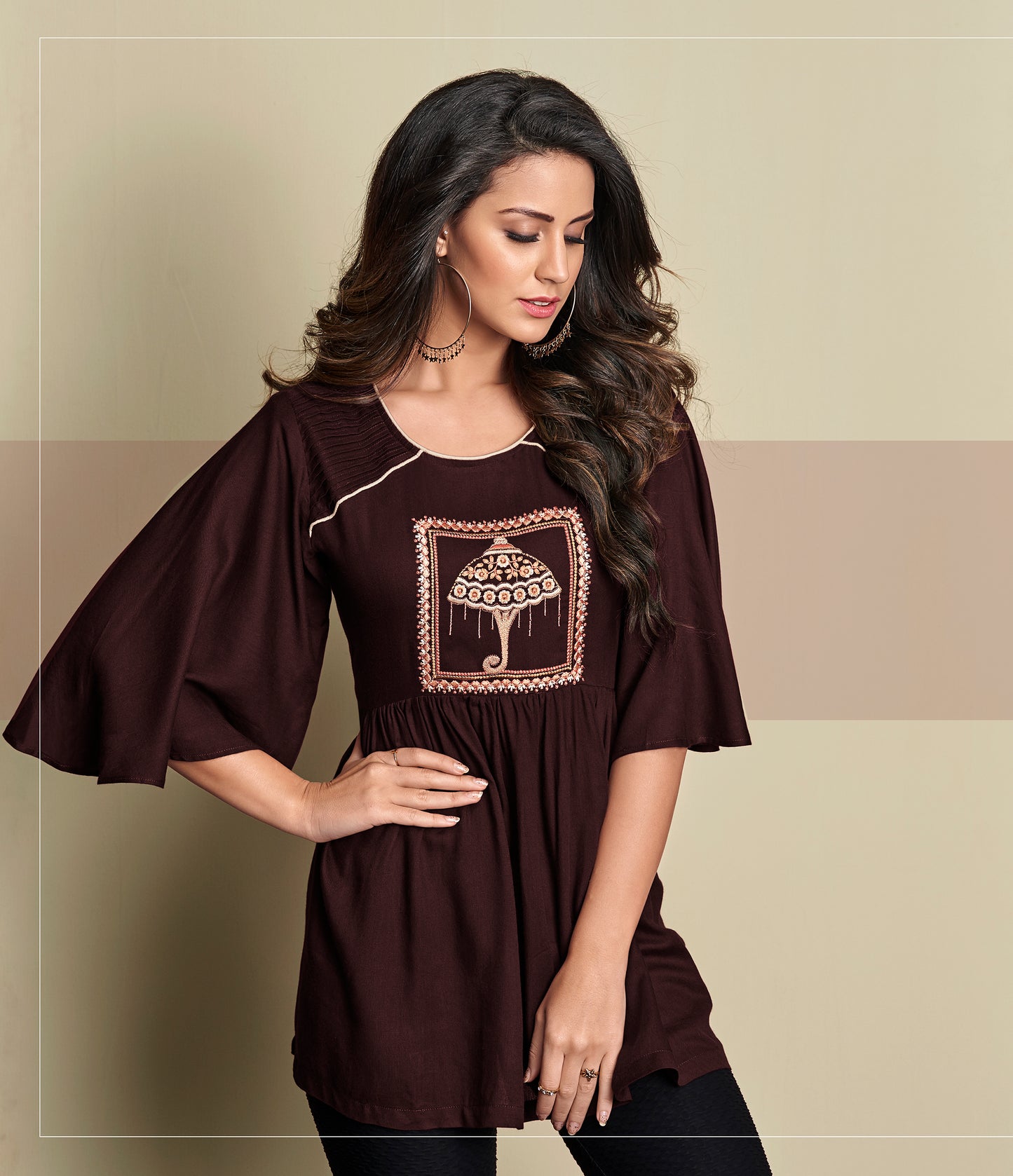 Schlichtes dunkelbraunes kurzes Kurta-Top aus Viskose mit Details