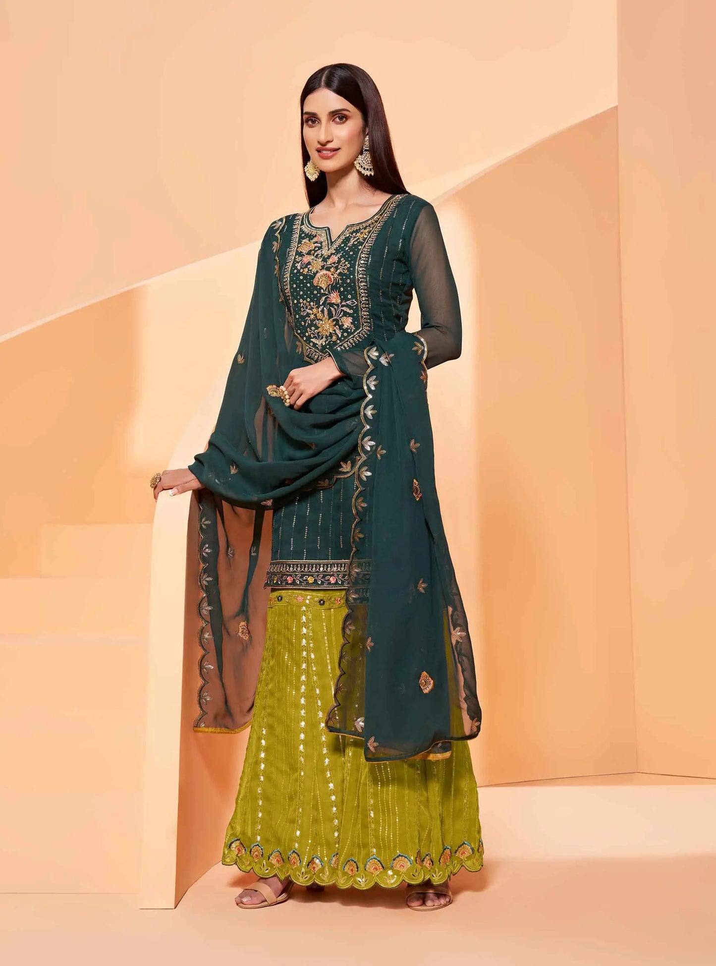 Dunkelgrünes und limettengrünes Georgette-Sharara-Set mit schwerer Stickerei, begleitet von einem passenden Dupatta