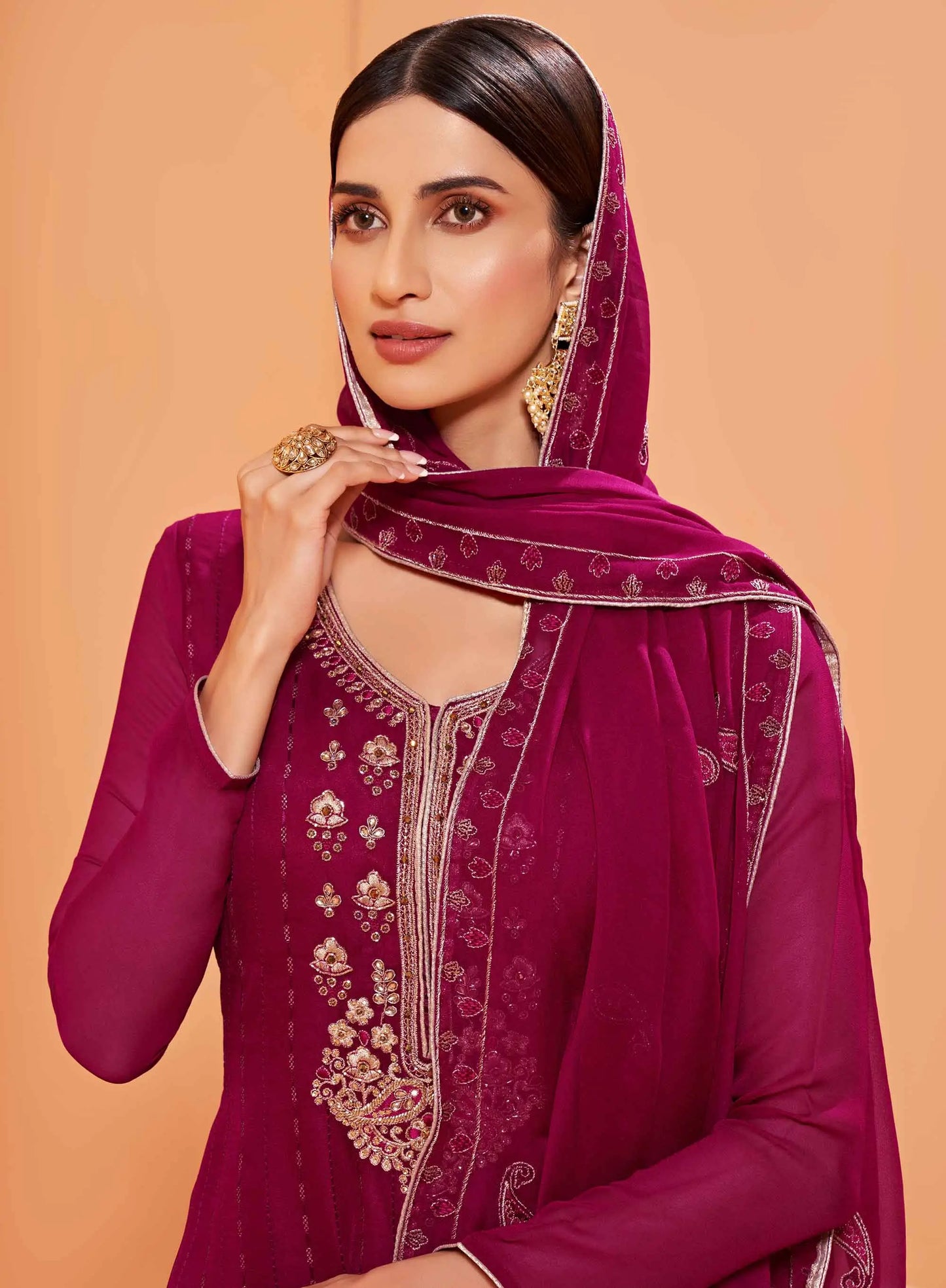 Magenta-pinkes Georgette-Sharara-Set mit Paillettenstickerei und Dupatta