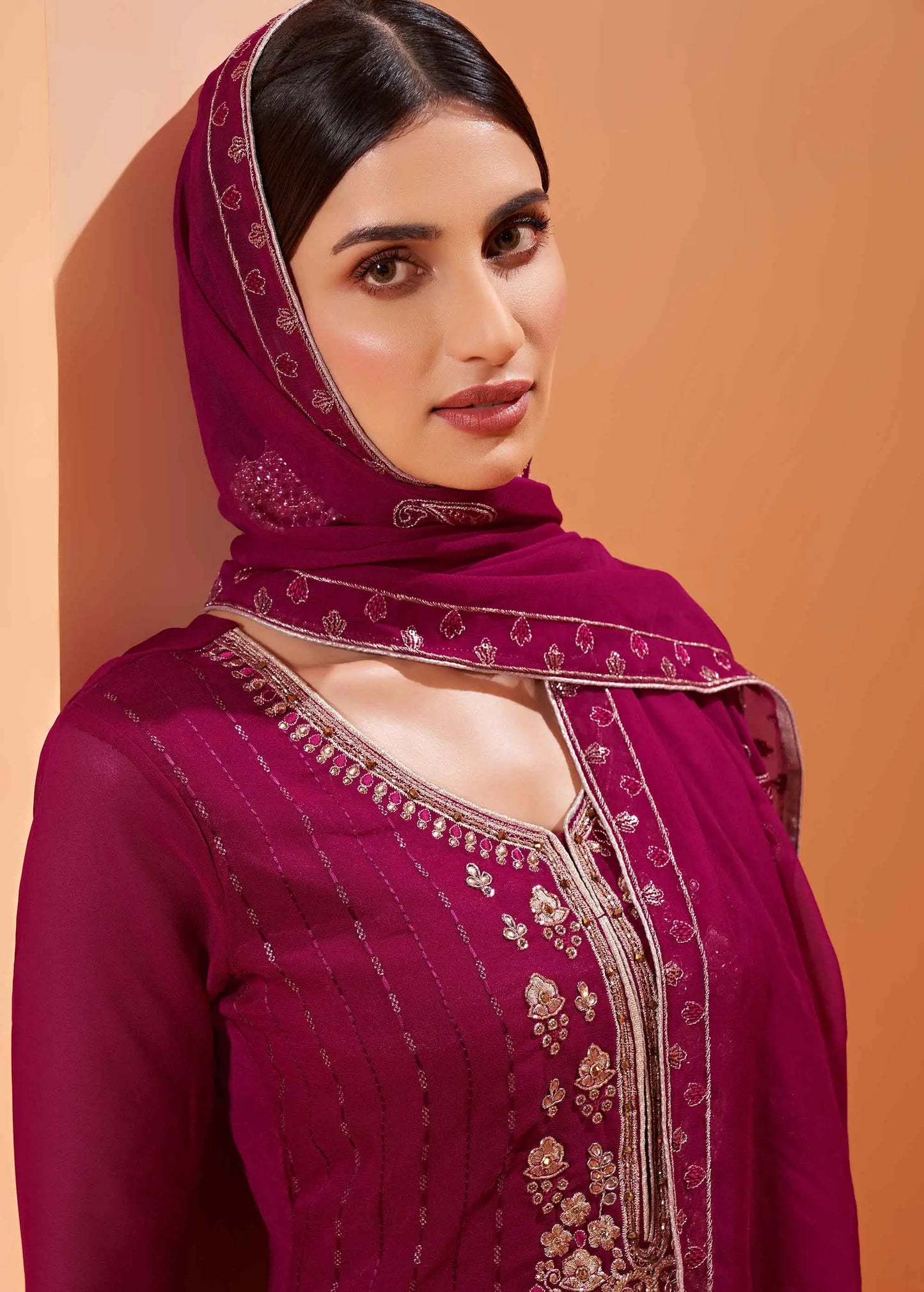 Magenta-pinkes Georgette-Sharara-Set mit Paillettenstickerei und Dupatta