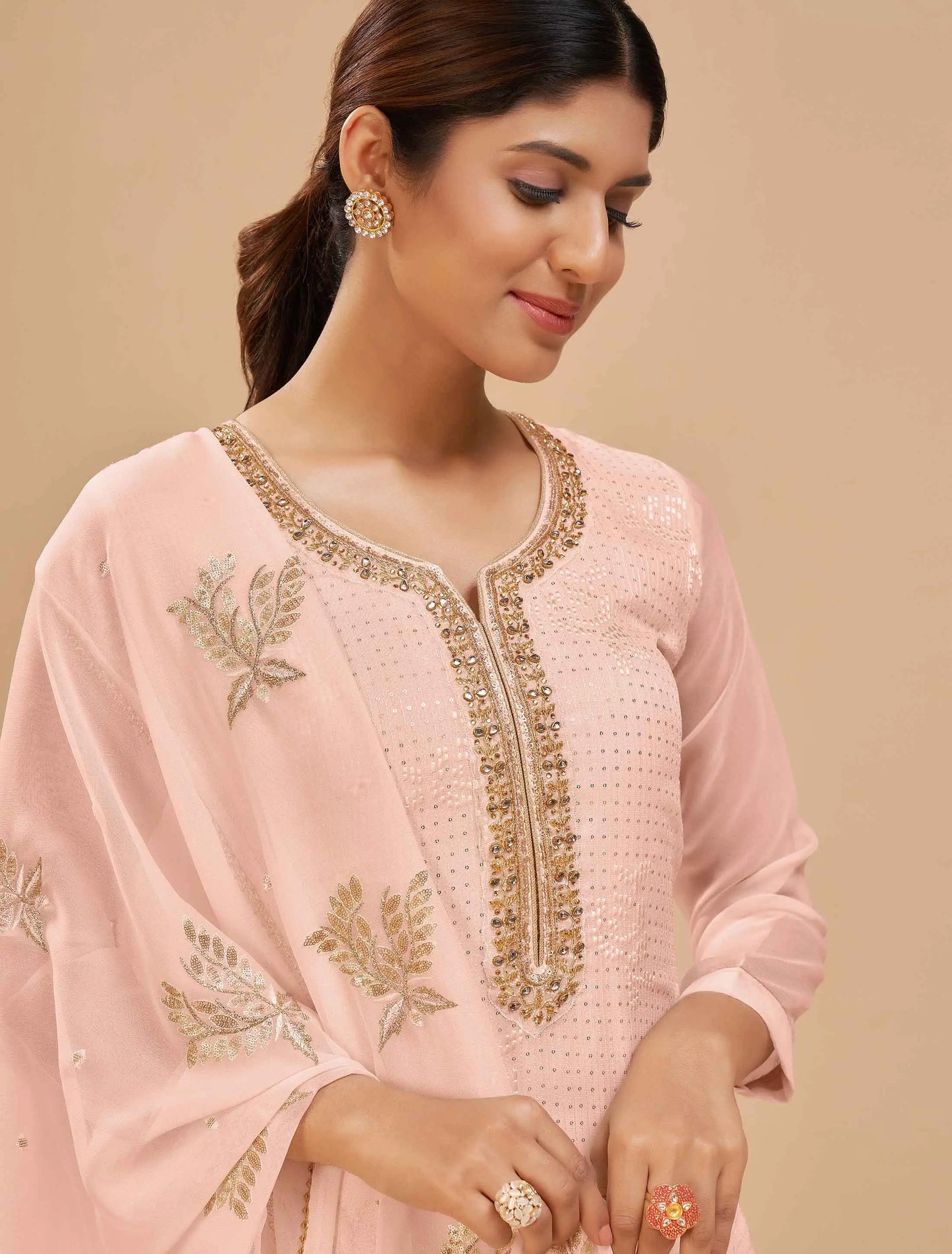 Salwar suit en georgette pêche avec broderie en sequins et dupatta