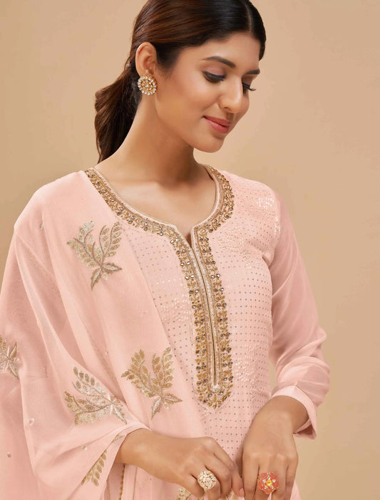Salwar suit en georgette pêche avec broderie en sequins et dupatta