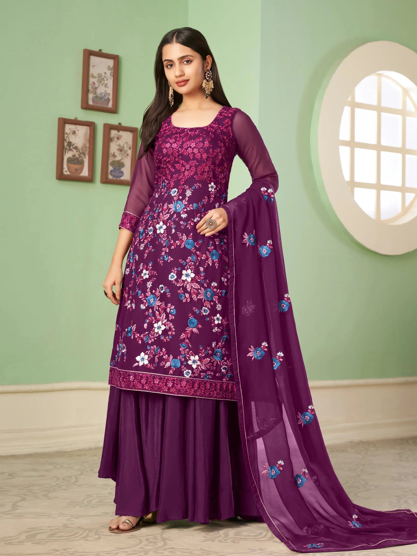 Lila Georgette Palazzo Set mit schwerer Stickerei, begleitet von einem Dupatta
