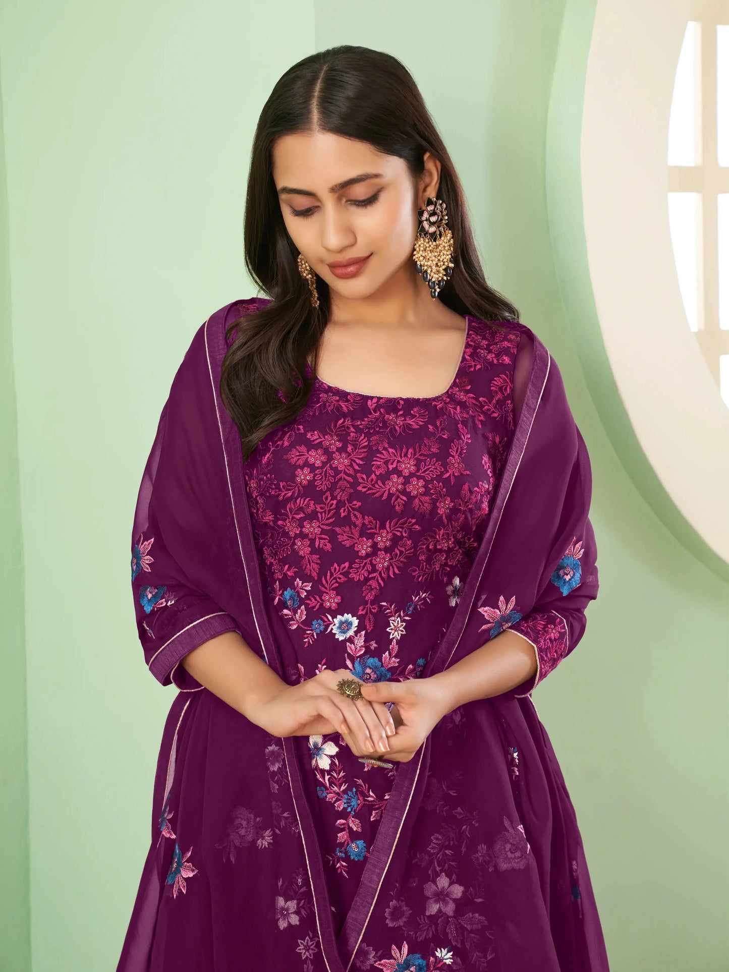 Lila Georgette Palazzo Set mit schwerer Stickerei, begleitet von einem Dupatta