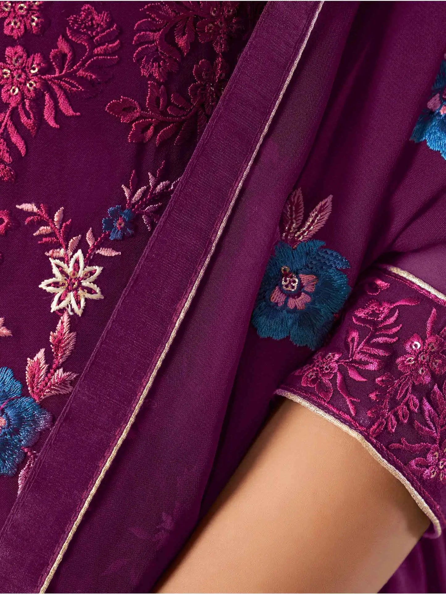 Lila Georgette Palazzo Set mit schwerer Stickerei, begleitet von einem Dupatta