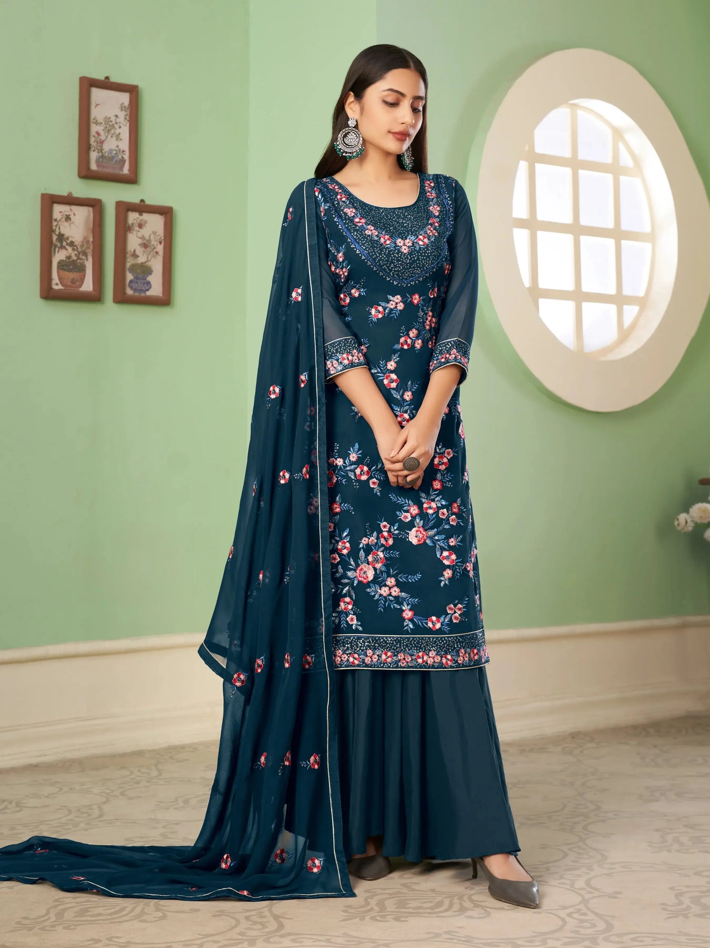 Palazzo-Set aus ägäischblauem Georgette mit schwerer, mehrfarbiger Fadenstickerei.