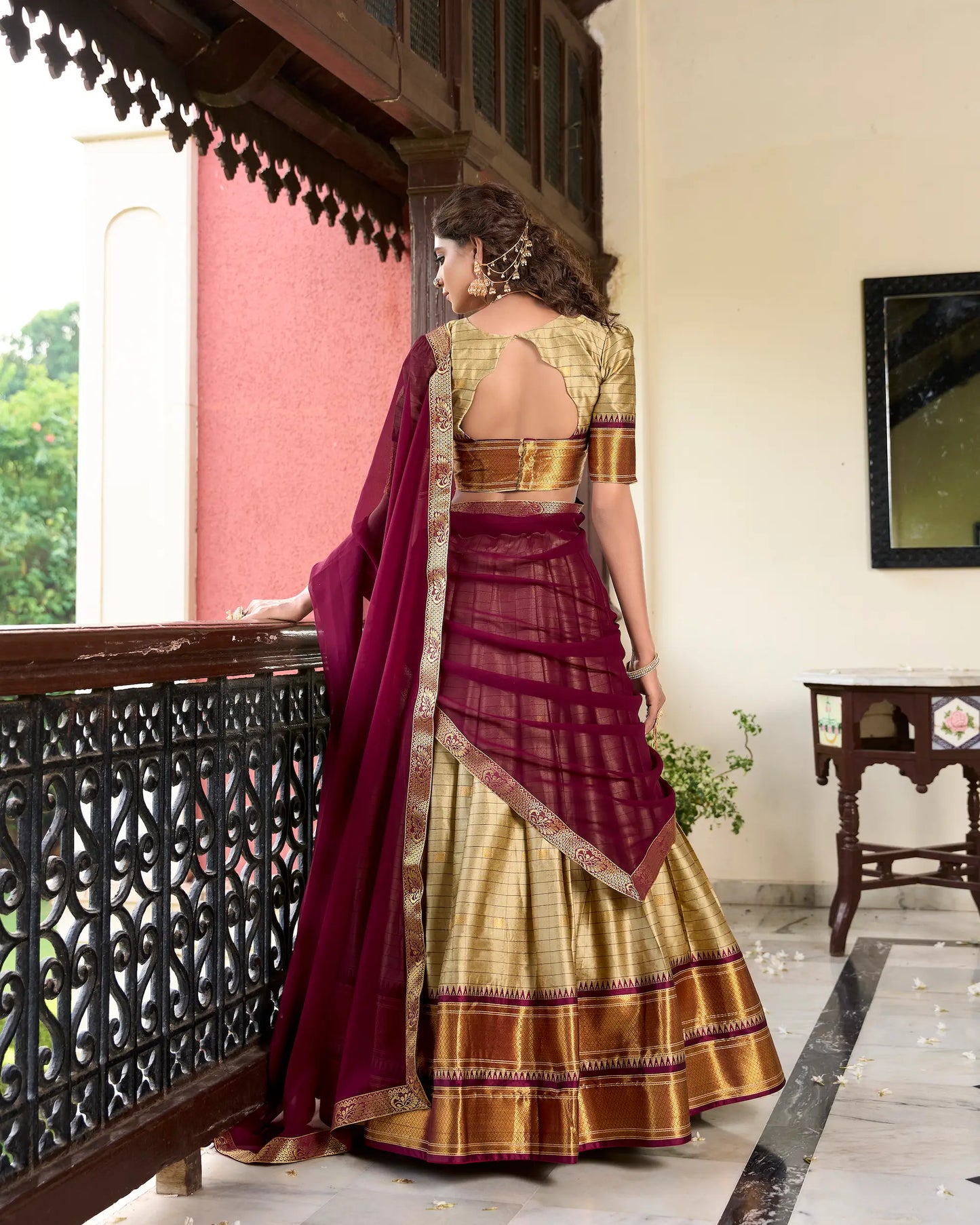 Beigefarbener Lehenga Choli aus Baumwollseide mit Paithani-Webarbeit