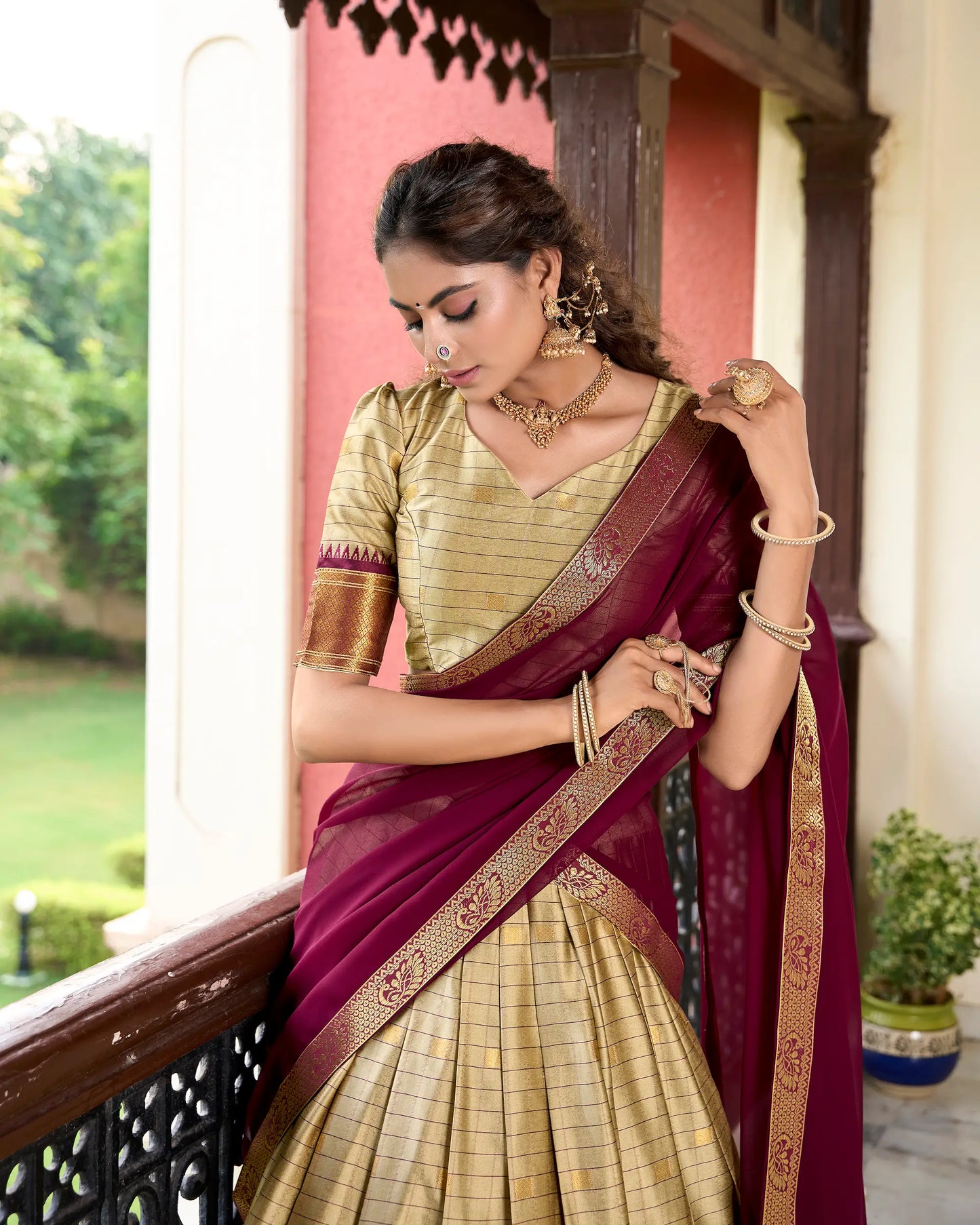 Beigefarbener Lehenga Choli aus Baumwollseide mit Paithani-Webarbeit