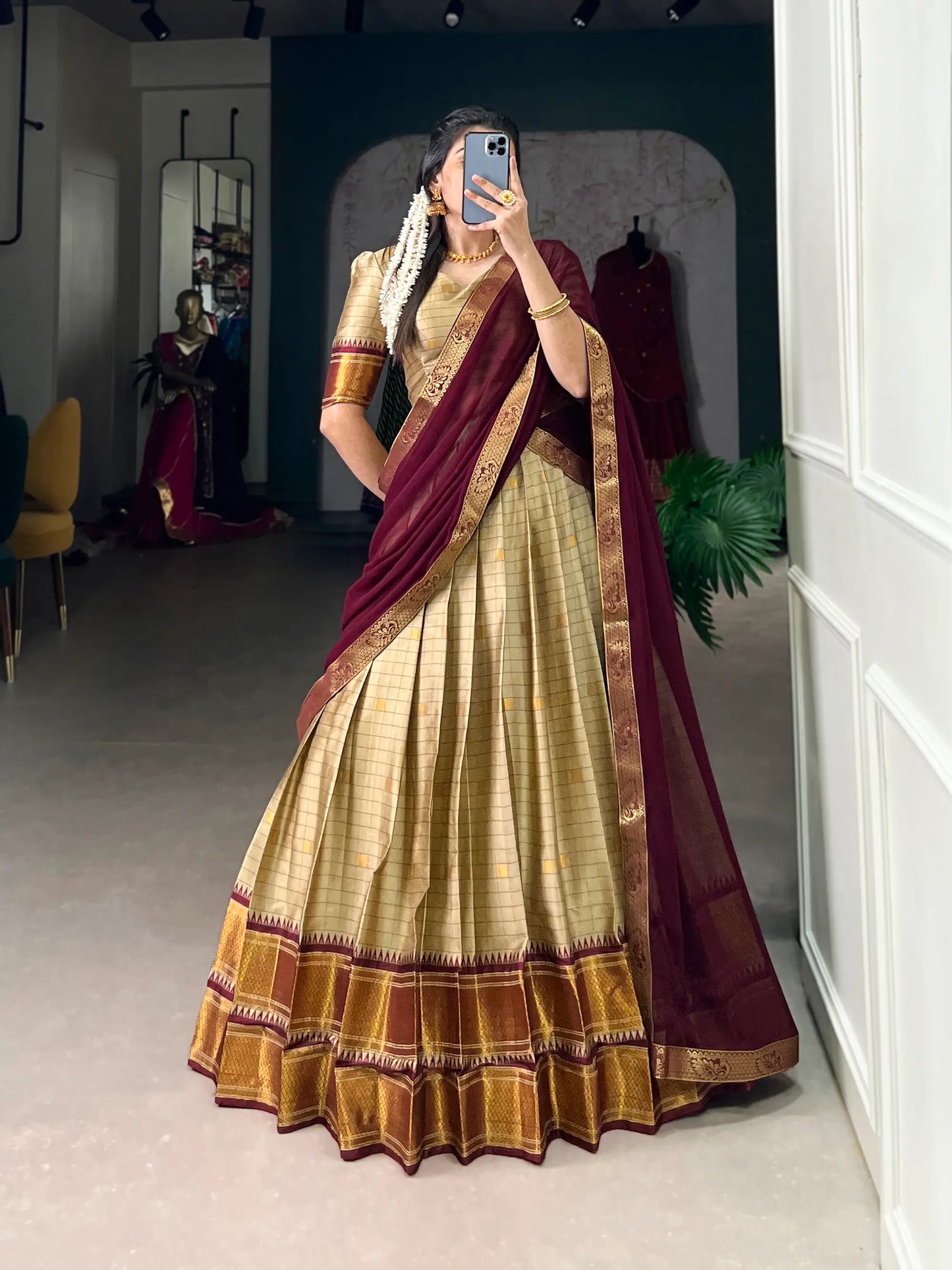 Beigefarbener Lehenga Choli aus Baumwollseide mit Paithani-Webarbeit