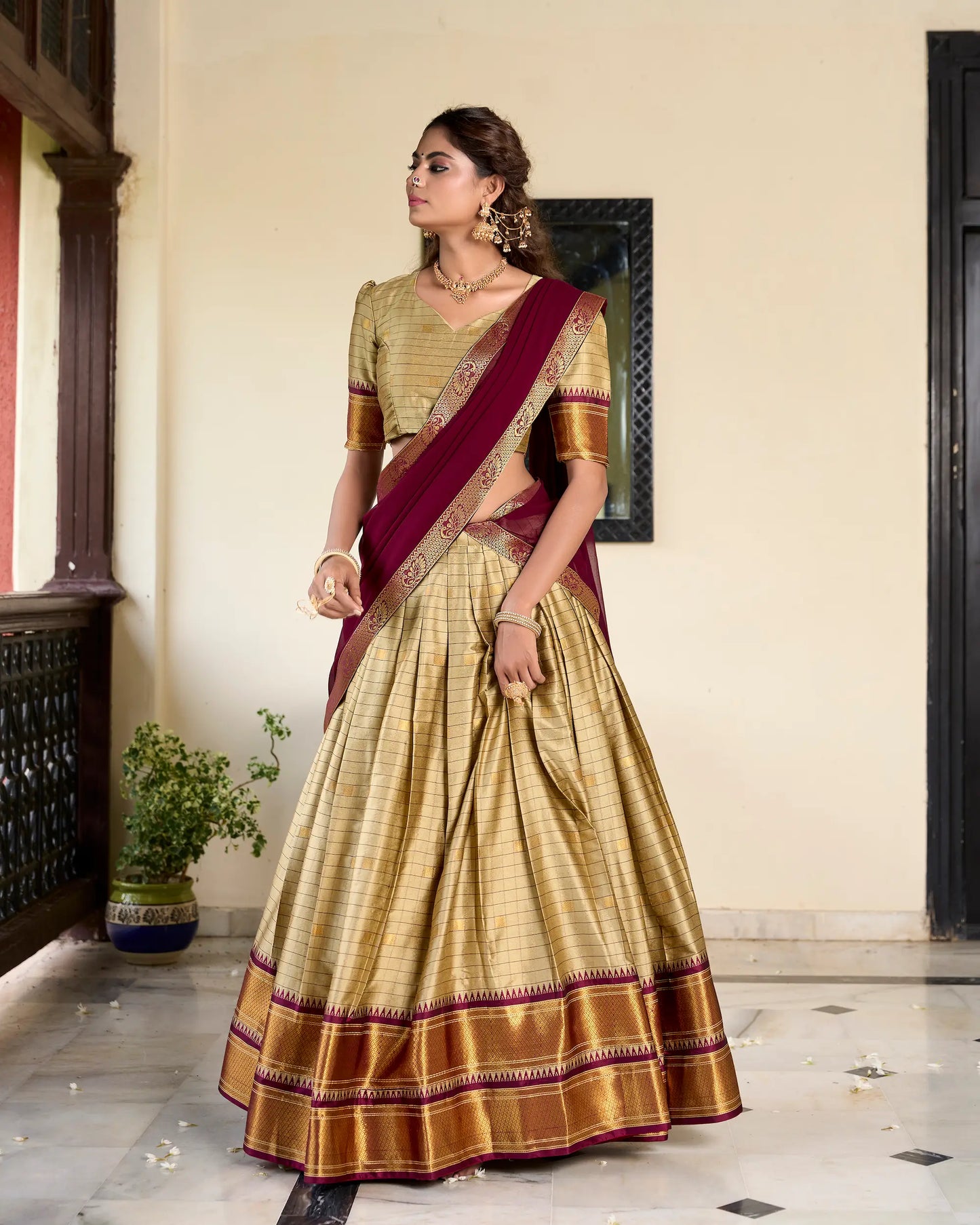 Beigefarbener Lehenga Choli aus Baumwollseide mit Paithani-Webarbeit