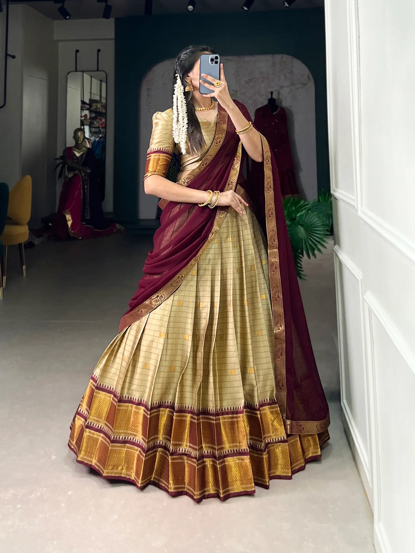 Beigefarbener Lehenga Choli aus Baumwollseide mit Paithani-Webarbeit