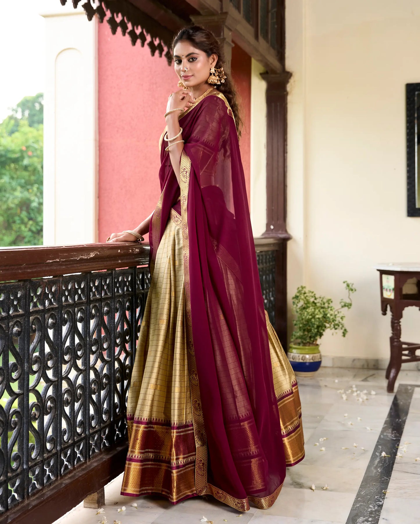 Beigefarbener Lehenga Choli aus Baumwollseide mit Paithani-Webarbeit