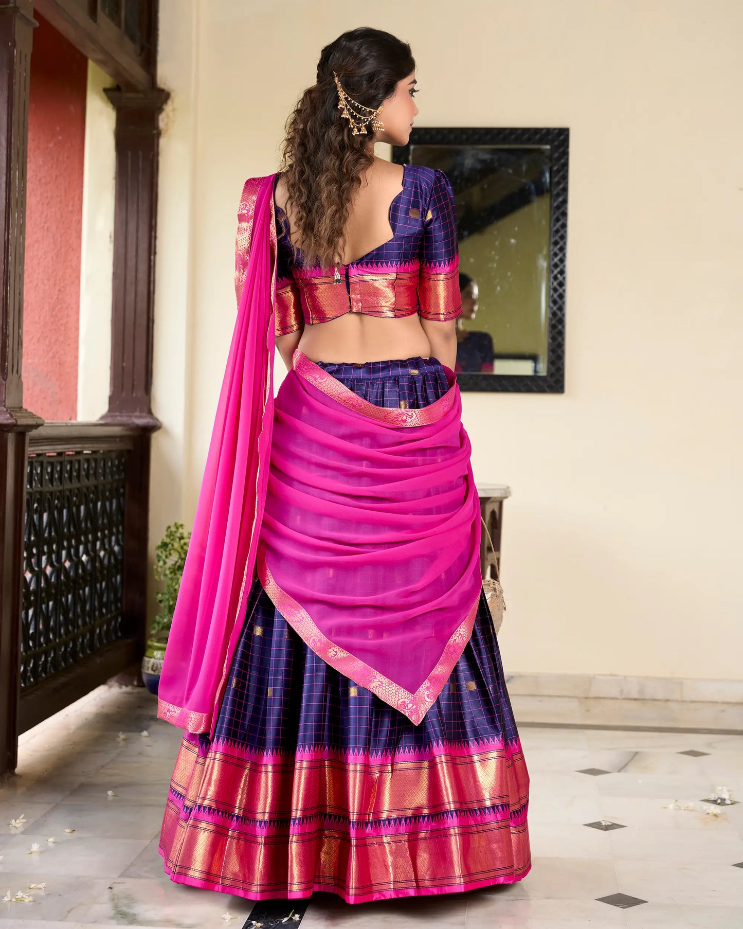Marineblauer Lehenga Choli aus Baumwolle und Seide mit Paithani-Webarbeit