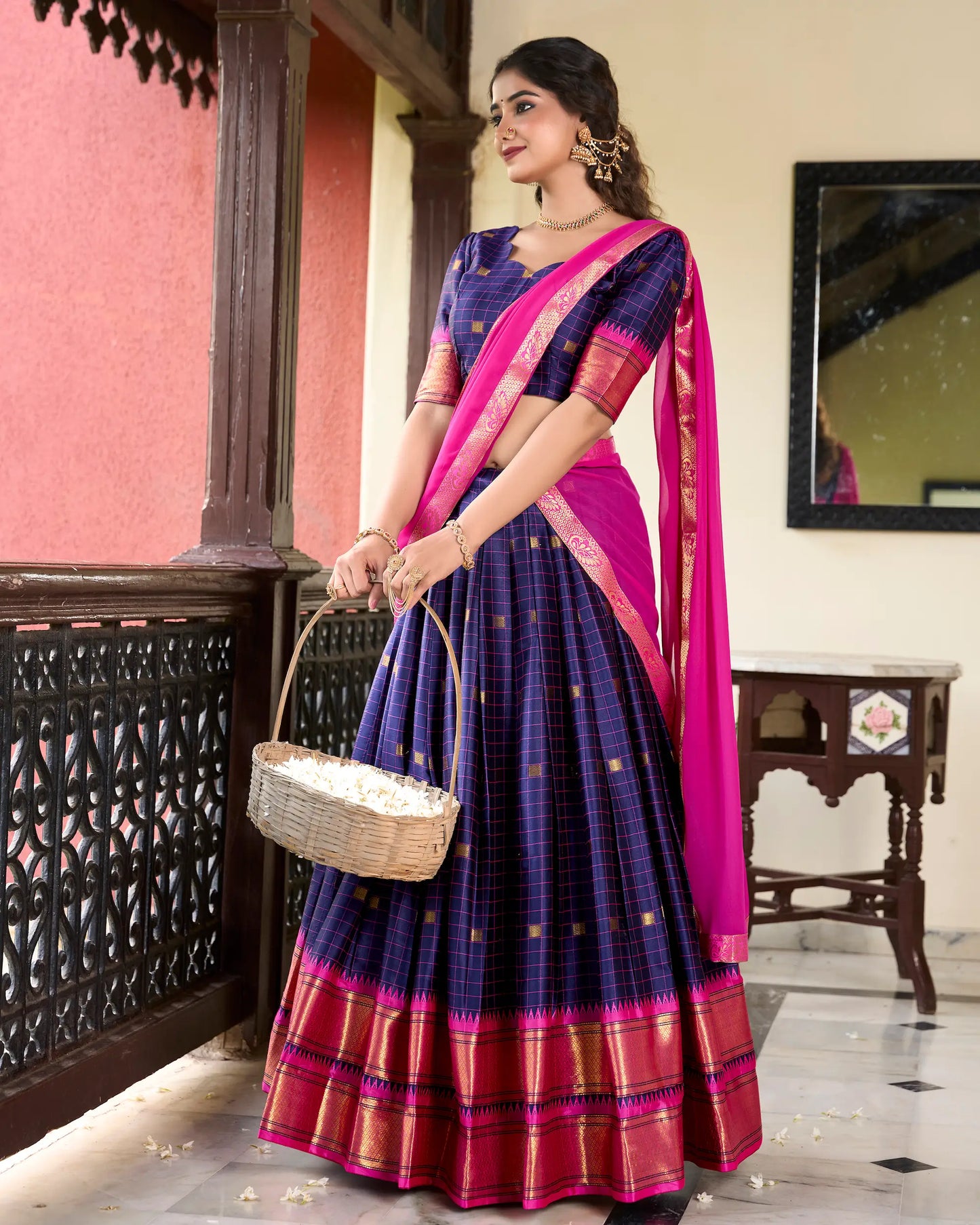 Marineblauer Lehenga Choli aus Baumwolle und Seide mit Paithani-Webarbeit