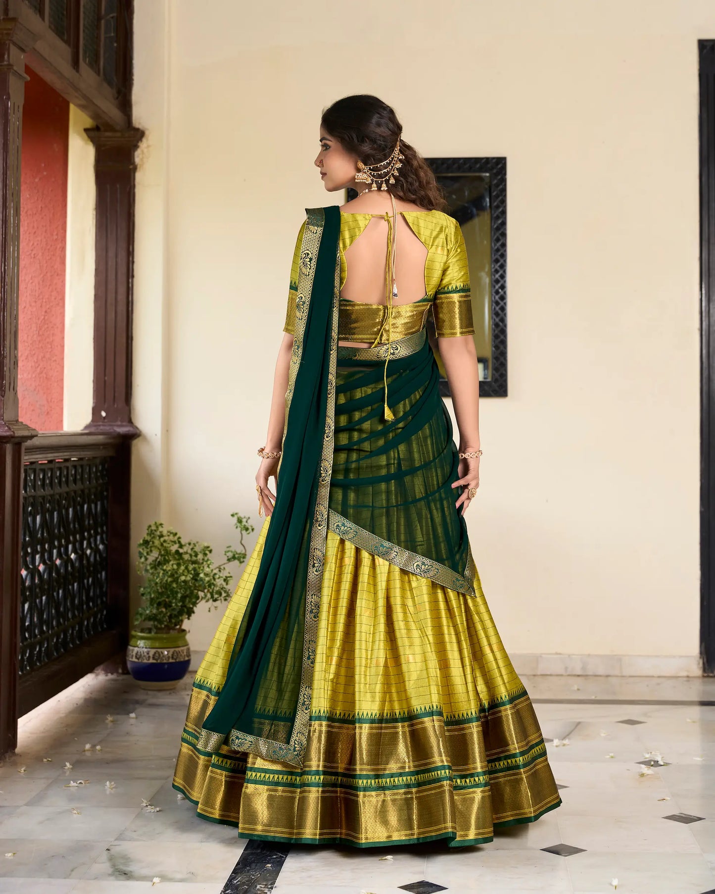 Papageiengrünes Lehenga Choli aus Baumwolle und Seide mit Paithani-Webarbeit