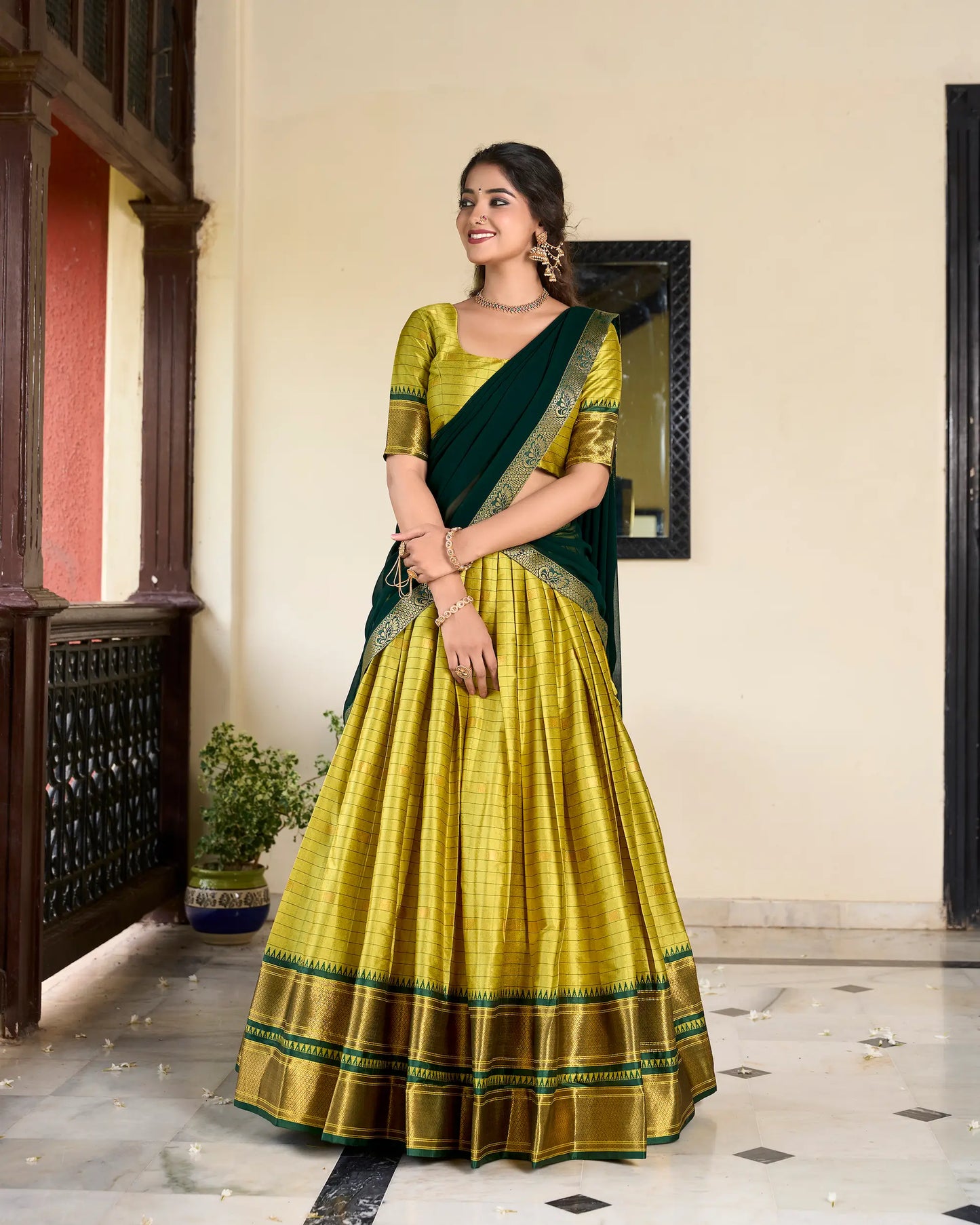 Papageiengrünes Lehenga Choli aus Baumwolle und Seide mit Paithani-Webarbeit