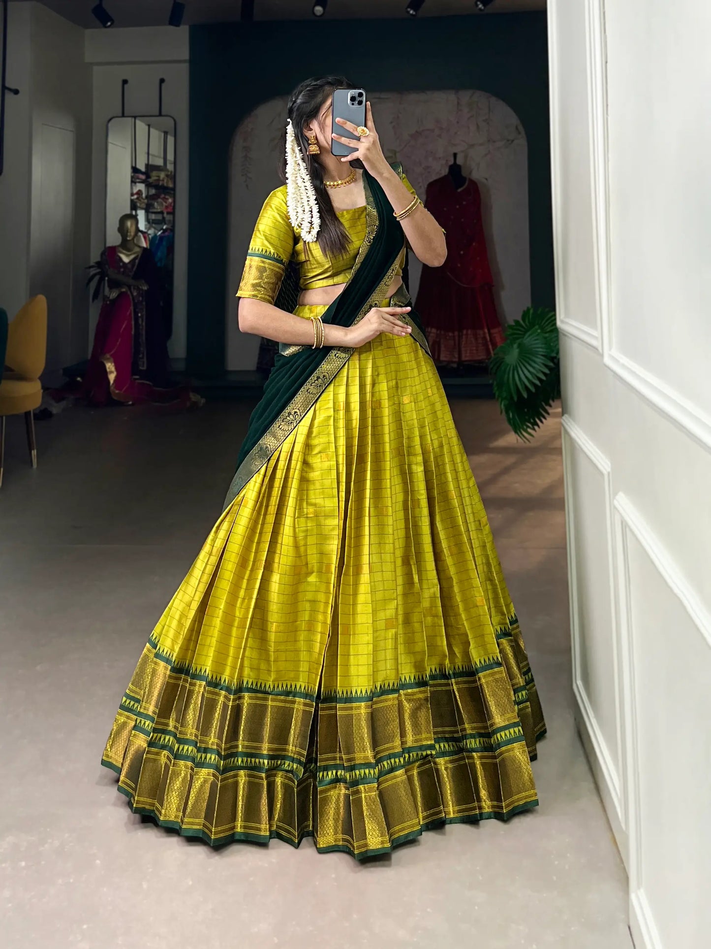 Papageiengrünes Lehenga Choli aus Baumwolle und Seide mit Paithani-Webarbeit
