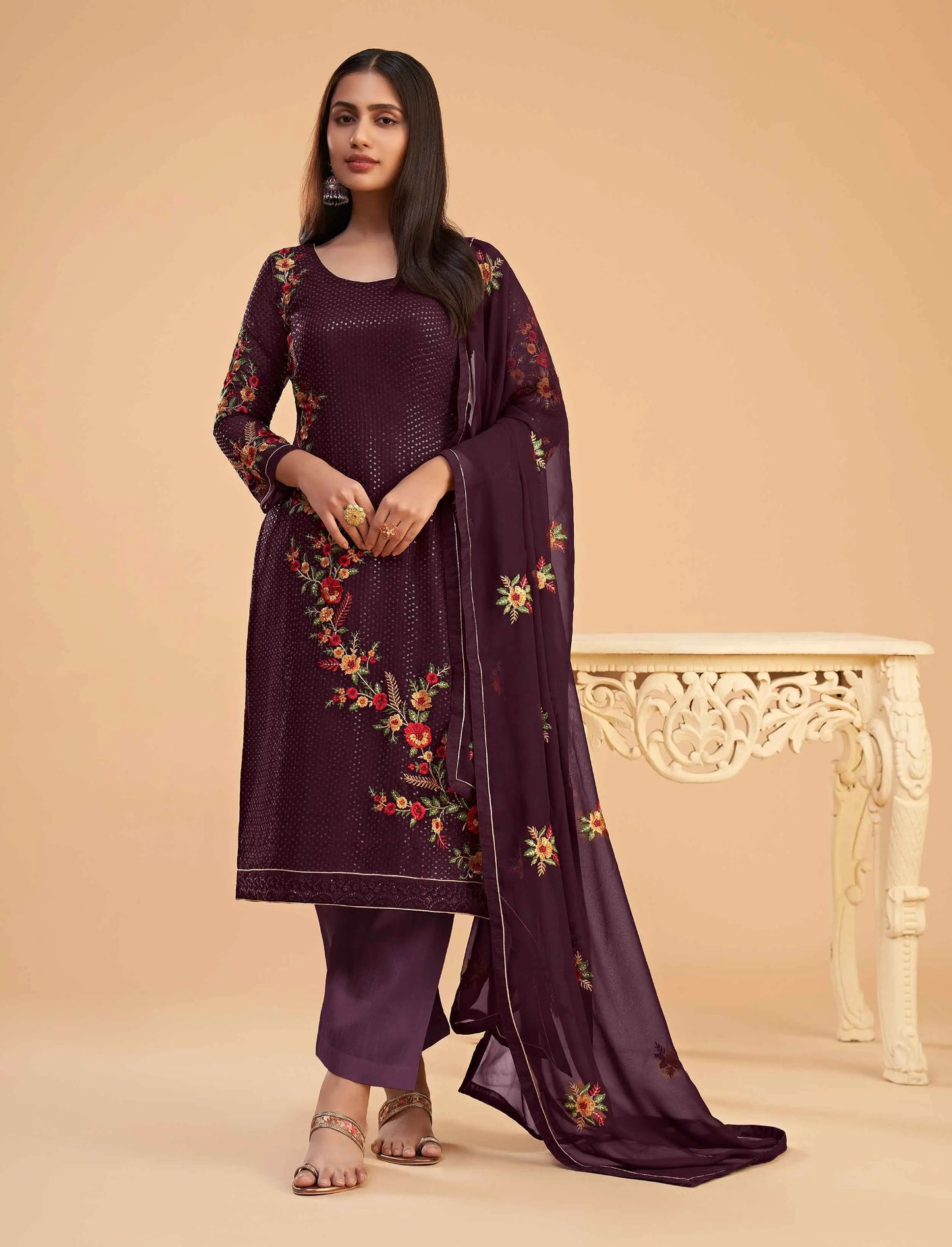 Ensemble Salwar en Georgette Violet foncé avec Broderie en Sequins et Dupatta