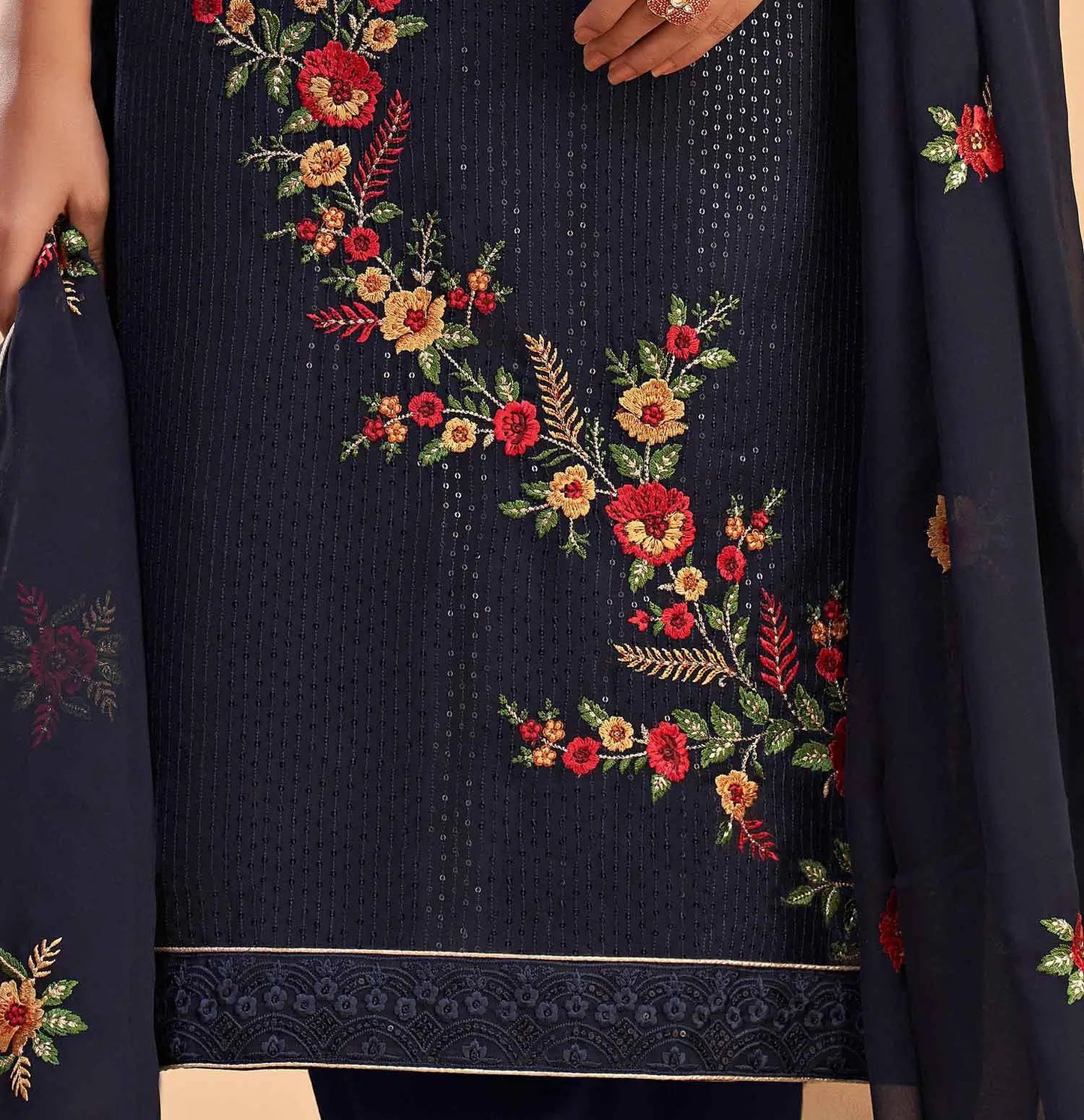 Salwar Suit Bleu Marine en Georgette avec Broderie à Sequins et Dupatta