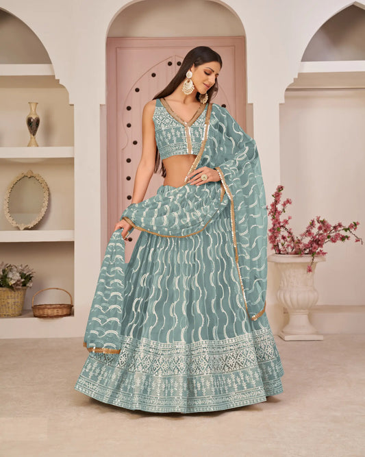 Lehenga Choli en filet bleu océan avec broderie en fil de coton blanc, travail en zari et sequins raffinés