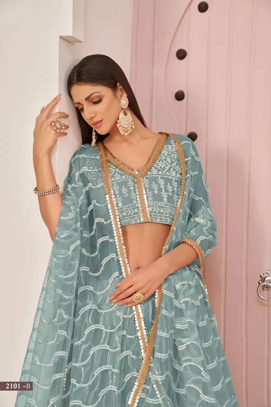 Lehenga Choli en filet bleu océan avec broderie en fil de coton blanc, travail en zari et sequins raffinés