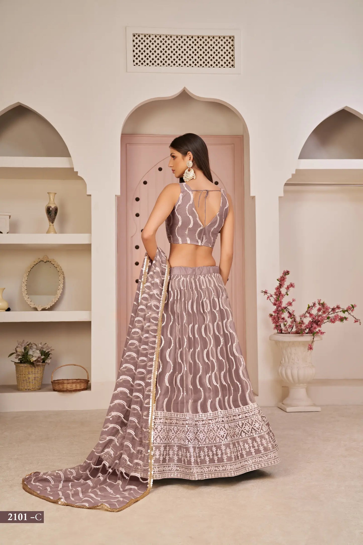 Lehenga Choli en filet rose pâle avec broderie en fil de coton blanc, travail en zari et séquences élégantes