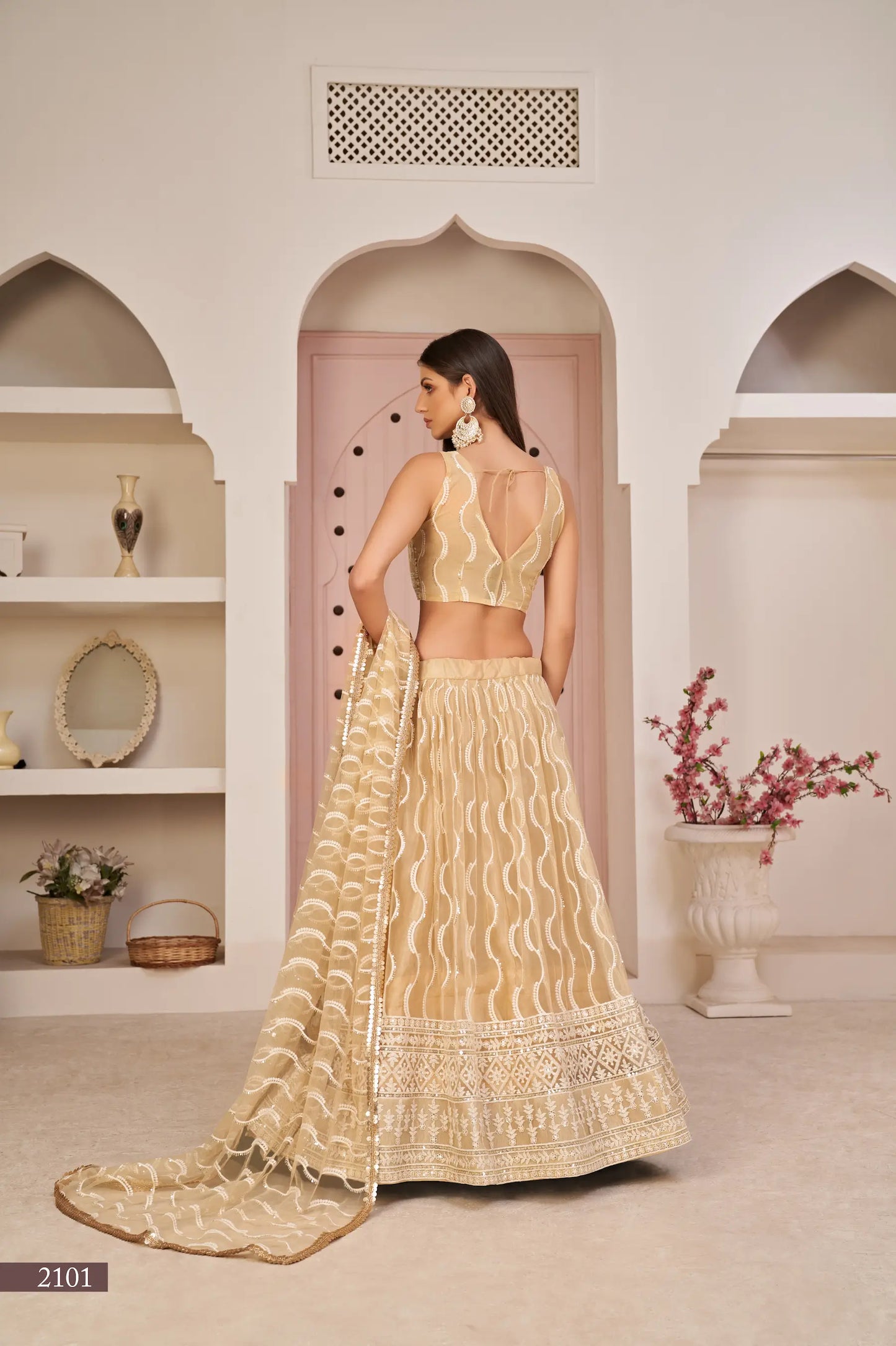 Lehenga Choli en filet beige foncé avec broderies en fil de coton blanc, travail en zari et sequins