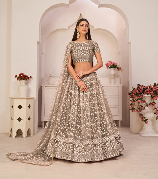 Lehenga Choli chocolat marron en filet avec broderie en fil de coton blanc, travail de zari et sequins