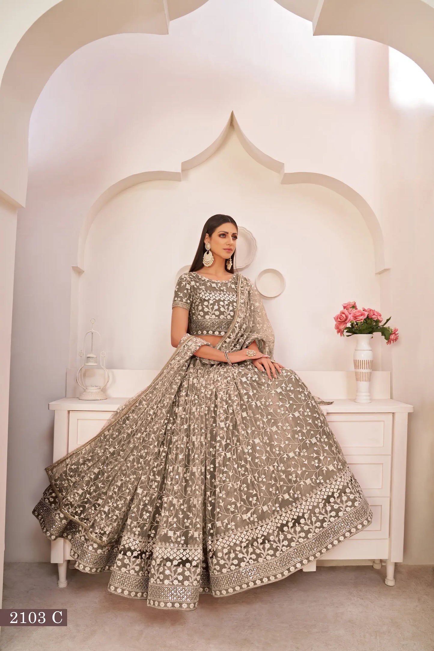 Lehenga Choli chocolat marron en filet avec broderie en fil de coton blanc, travail de zari et sequins