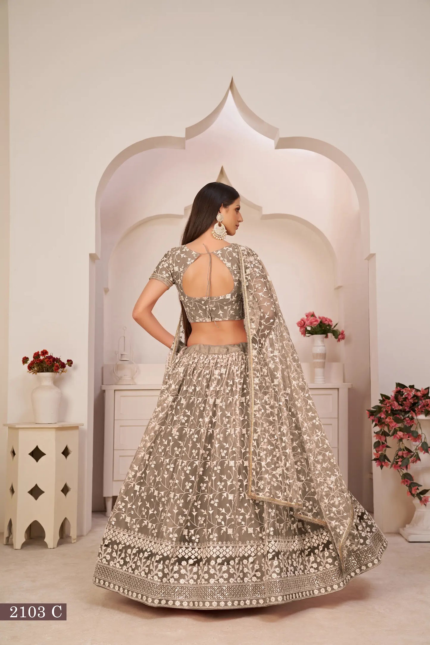 Lehenga Choli chocolat marron en filet avec broderie en fil de coton blanc, travail de zari et sequins