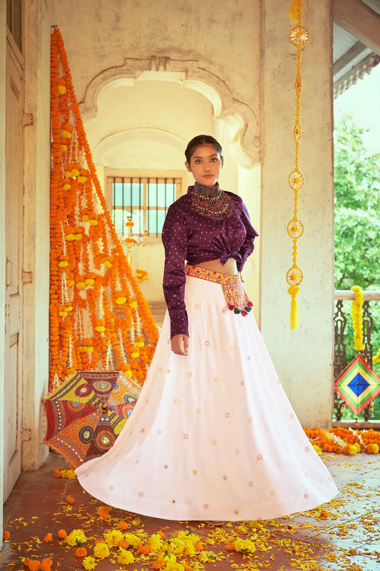 Ensemble Lehenga choli blanc et violet spécial Navratri avec blouse style chemise en coton et soie