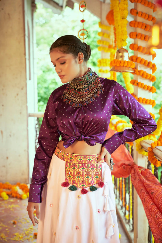 Ensemble Lehenga choli blanc et violet spécial Navratri avec blouse style chemise en coton et soie
