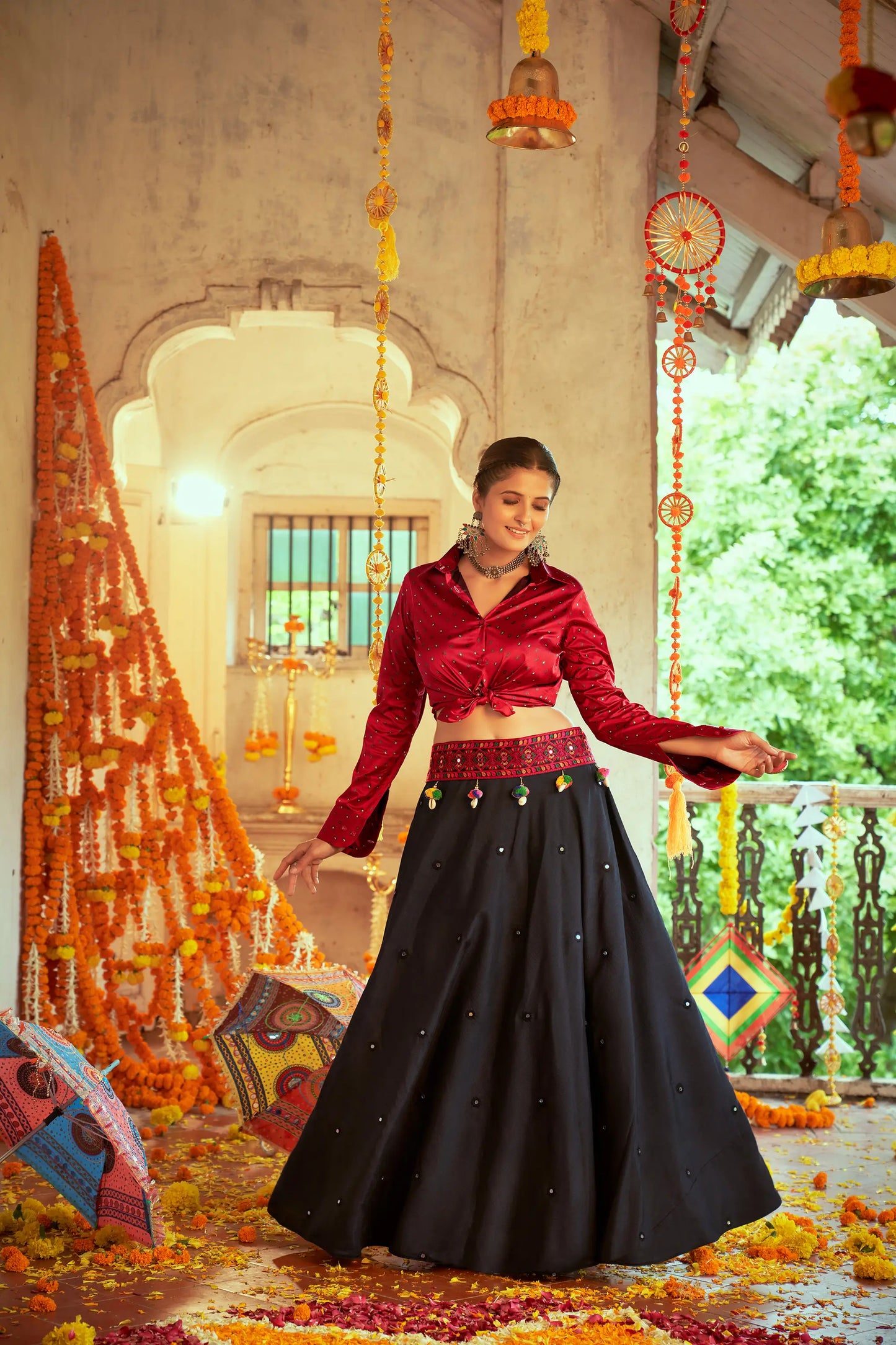 Ensemble Lehenga choli noir et rouge spécial Navratri avec blouse style chemise en coton et soie