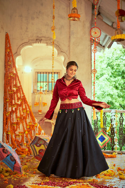 Ensemble Lehenga choli noir et rouge spécial Navratri avec blouse style chemise en coton et soie