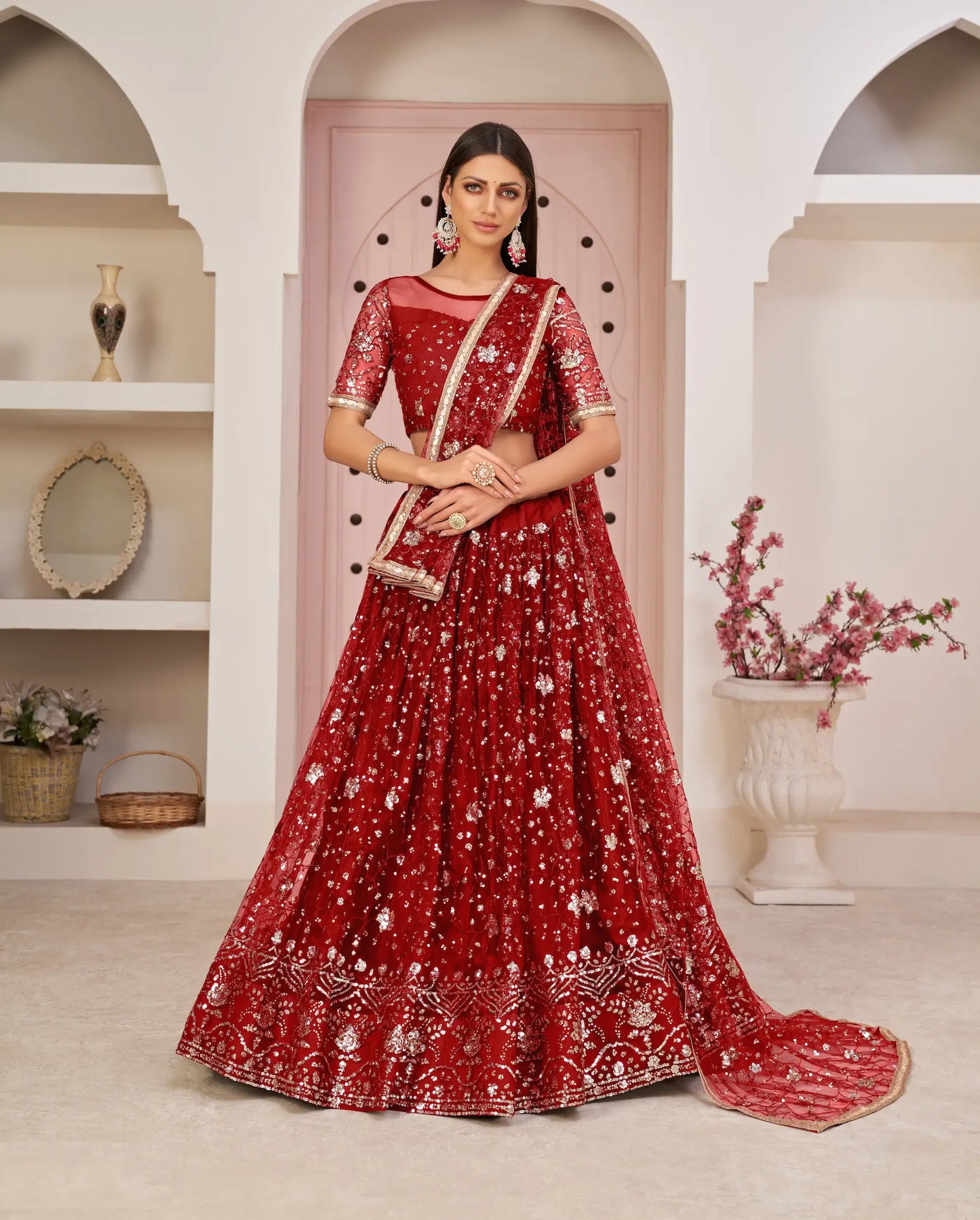 Rotes Netz-Lehenga-Choli mit weißer Baumwollfadenstickerei, Zari und Pailletten
