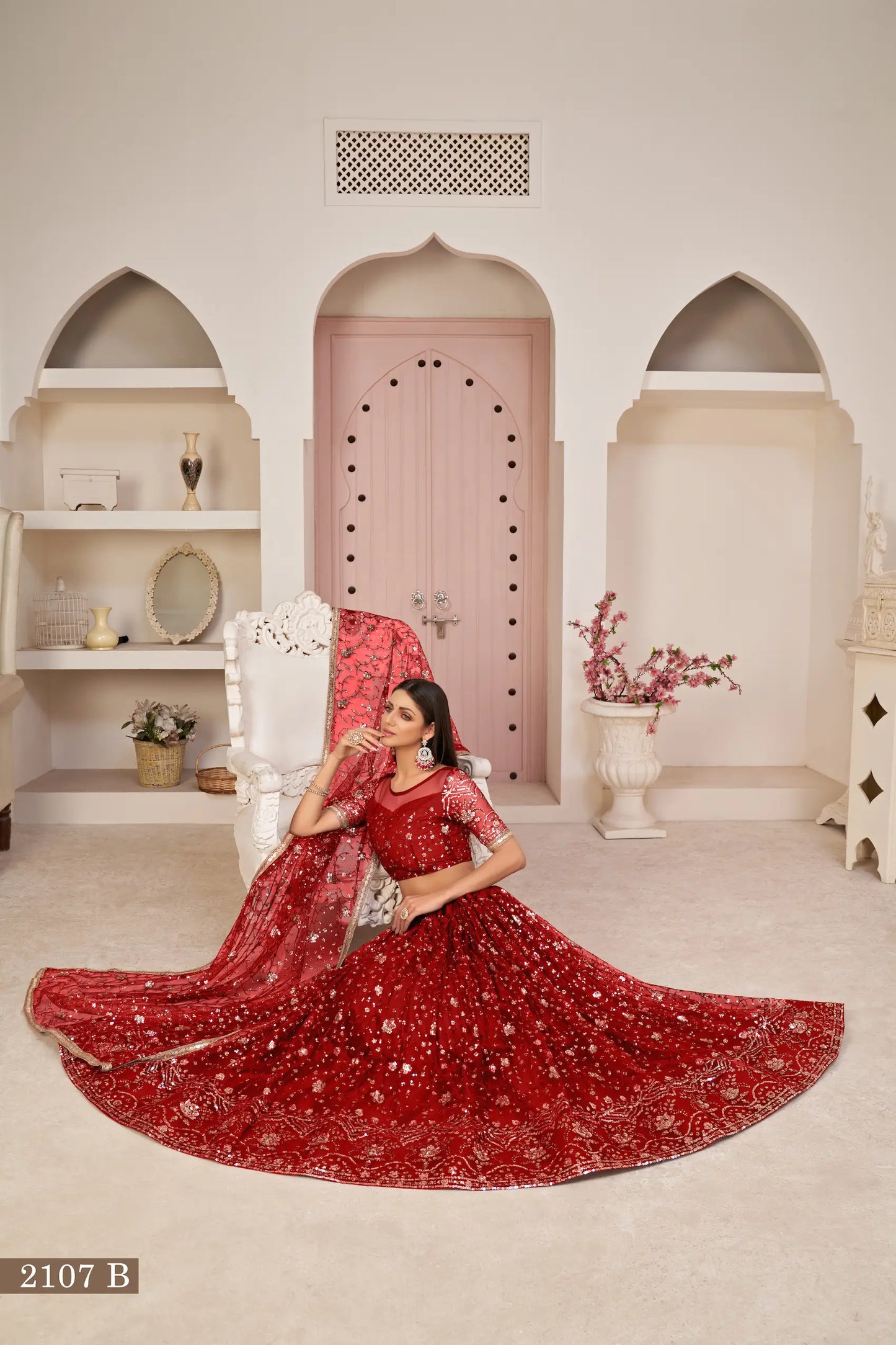 Rotes Netz-Lehenga-Choli mit weißer Baumwollfadenstickerei, Zari und Pailletten