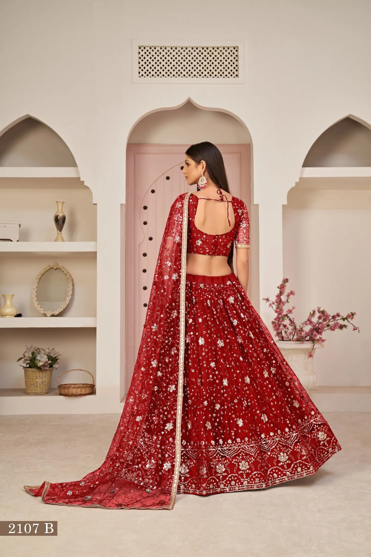 Rotes Netz-Lehenga-Choli mit weißer Baumwollfadenstickerei, Zari und Pailletten