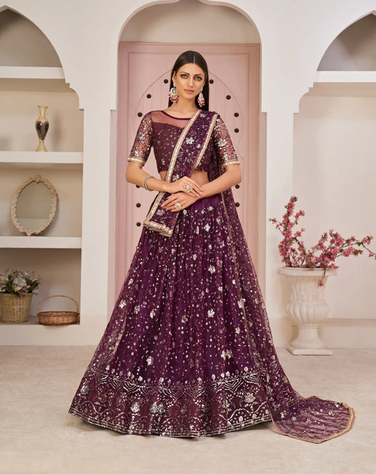 Lehenga Choli Violet Raisin avec broderie en fil de coton blanc, zari et sequins
