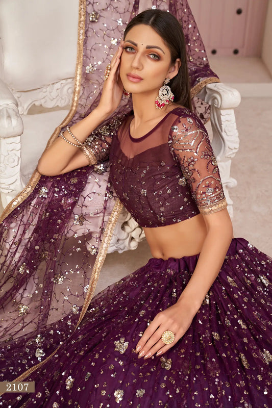 Lehenga Choli Violet Raisin avec broderie en fil de coton blanc, zari et sequins